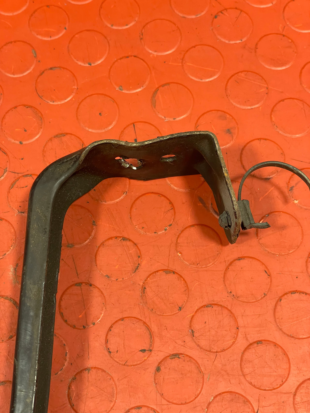 Citroen Dispatch/ Peugeot Expert/ Vauxhall Vivaro/ Toyota Proace FUEL TANK STRAP 2016-2024 P/N 9813784480 - 1
