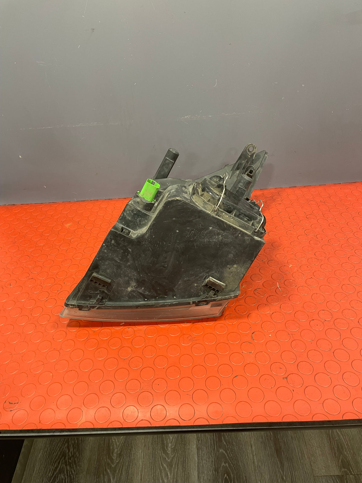 Ford Transit HEADLIGHT ASSEMBLY Mk7 2007-2013 Drivers Side (DAMAGED MOUNTING BRACKET) P/N 6C1113W029BG