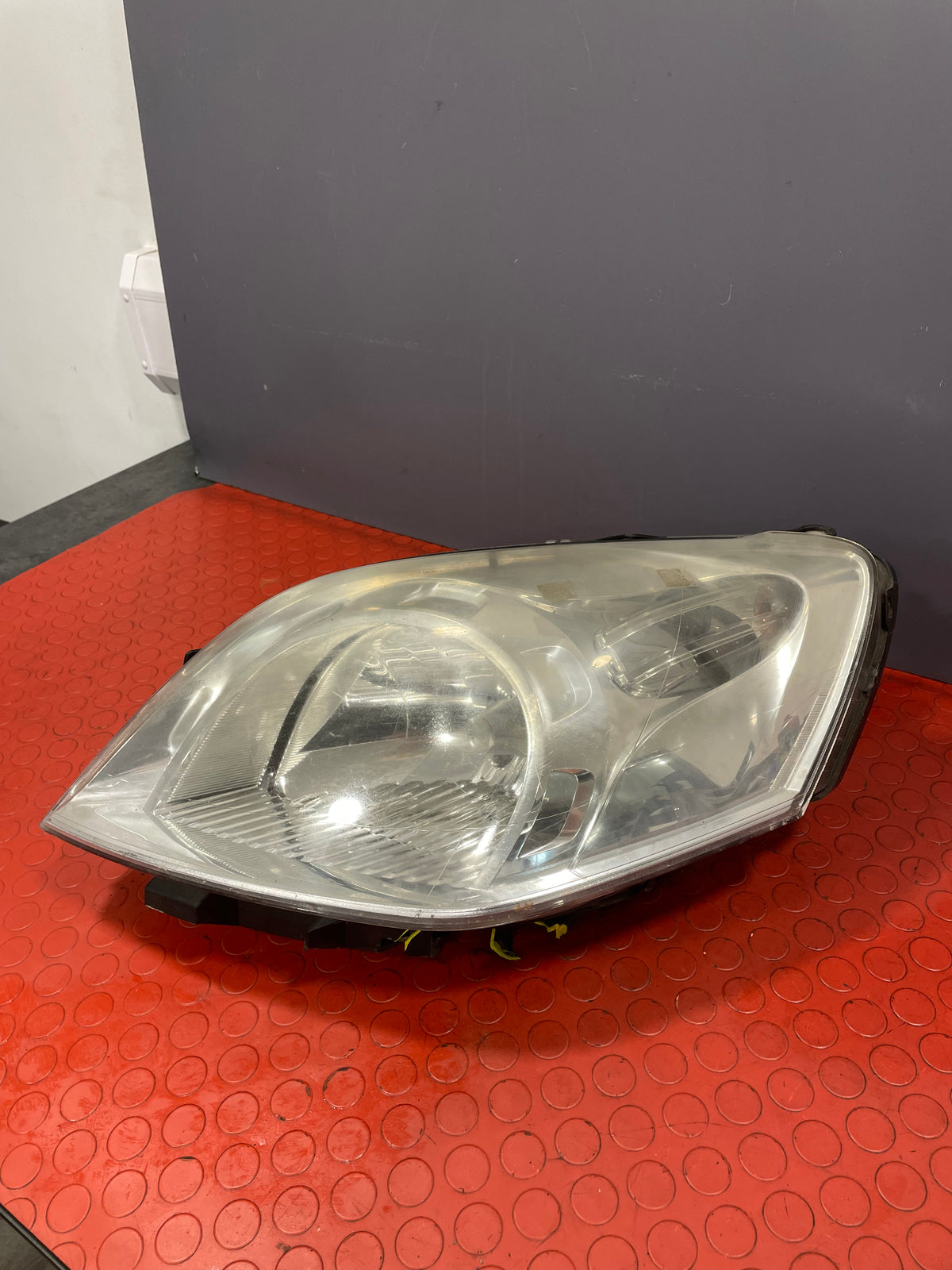 Peugeot Bipper/Citroen Nemo PASSENGER SIDE HEADLIGHT 2013(Broken Mountings Cracked Underside) P/N 45575383 - 1