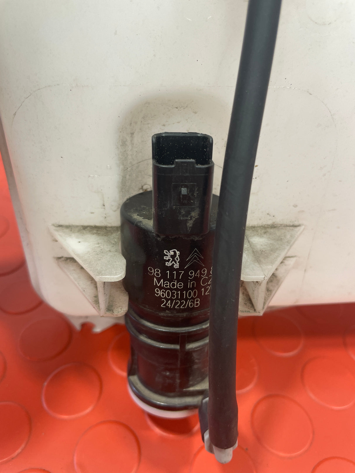 Vauxhall Vivaro/ Citroen Dispatch/ Peugeot Expert/ Toyota Proace 2017 –2023 Washer Bottle (WITH PUMP) P/N 9809803680