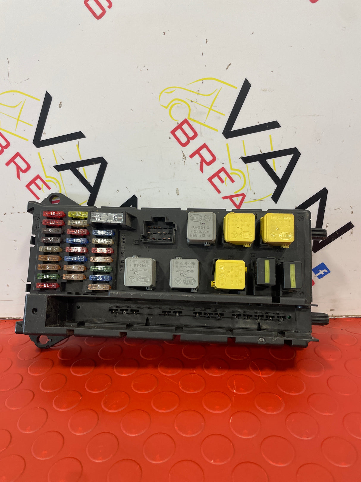 Volkswagen Crafter MK1 2.0 TDi DIESEL FUSE BOX P/N 501R11F05