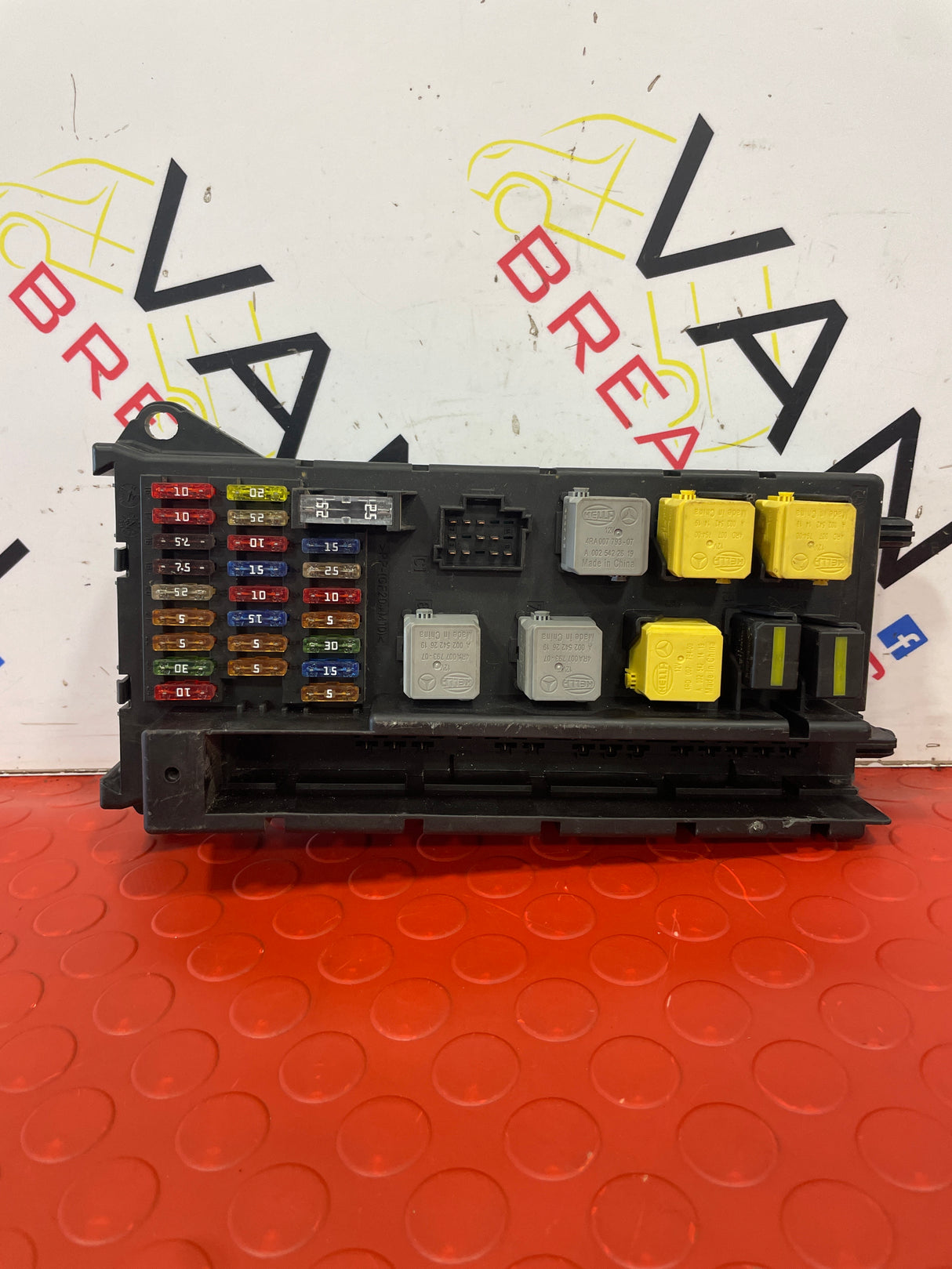 Volkswagen Crafter MK1 2.0 TDi DIESEL FUSE BOX P/N 501R11F05