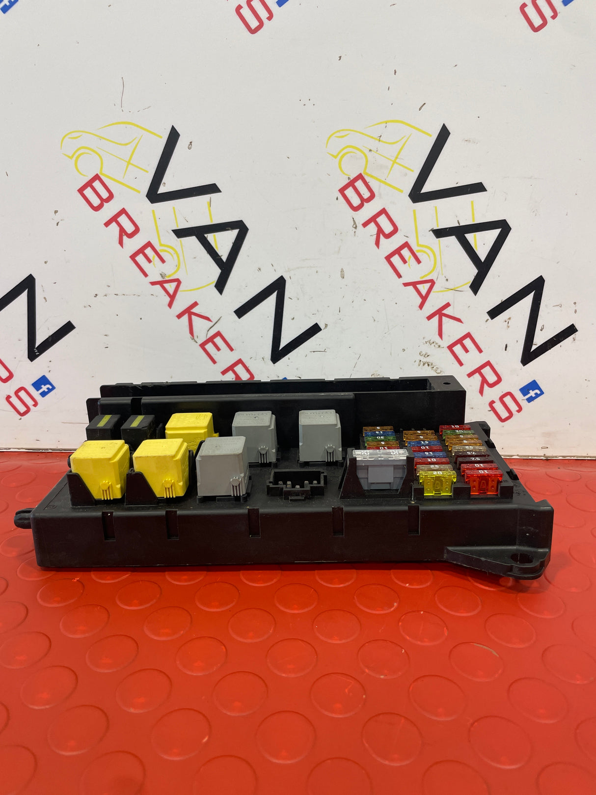 Volkswagen Crafter MK1 2.0 TDi DIESEL FUSE BOX P/N 501R11F05