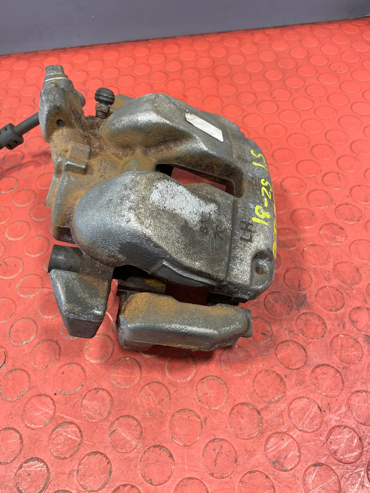 Citroen Berlingo/Peugeot Partner/Vauxhall Combo/Toyota Proace City BRAKE CALIPER Front Passengers Side (With Carrier) 1.5 2018-2025 P/N 9830798880