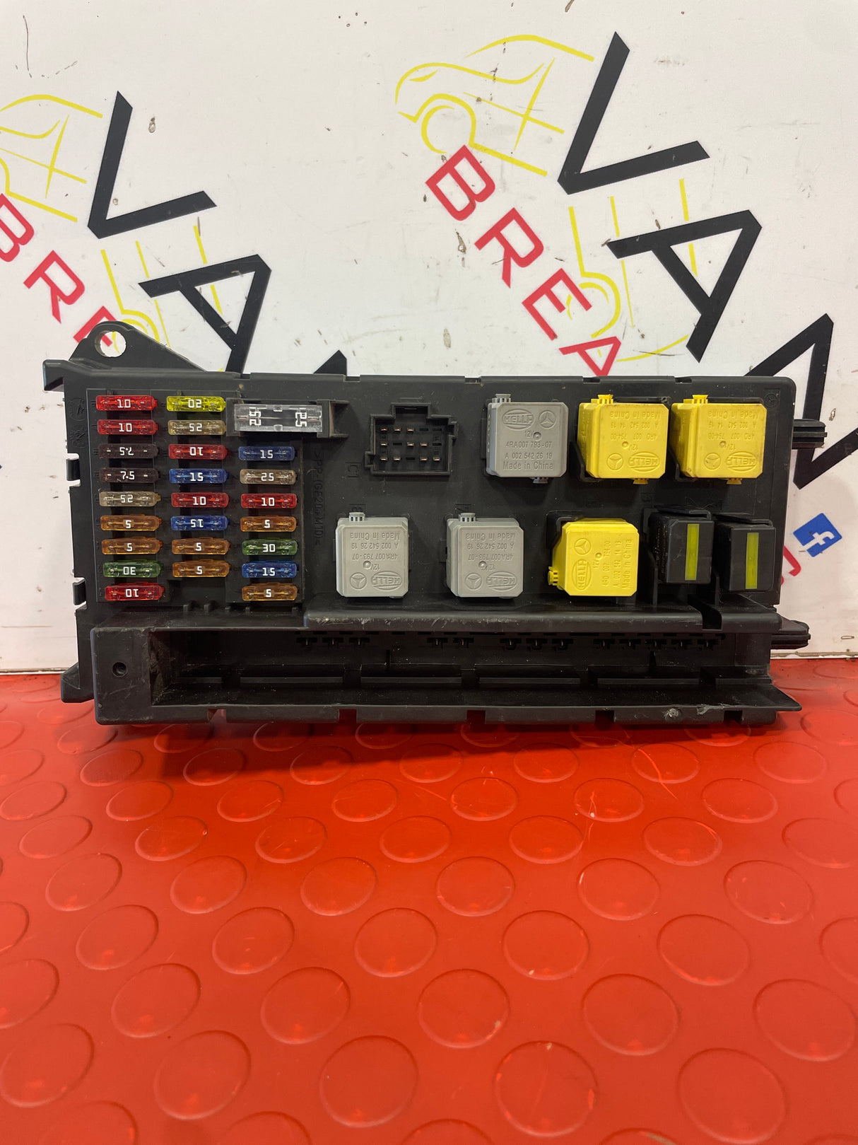 Volkswagen Crafter MK1 2.0 TDi DIESEL FUSE BOX P/N 501R11F05