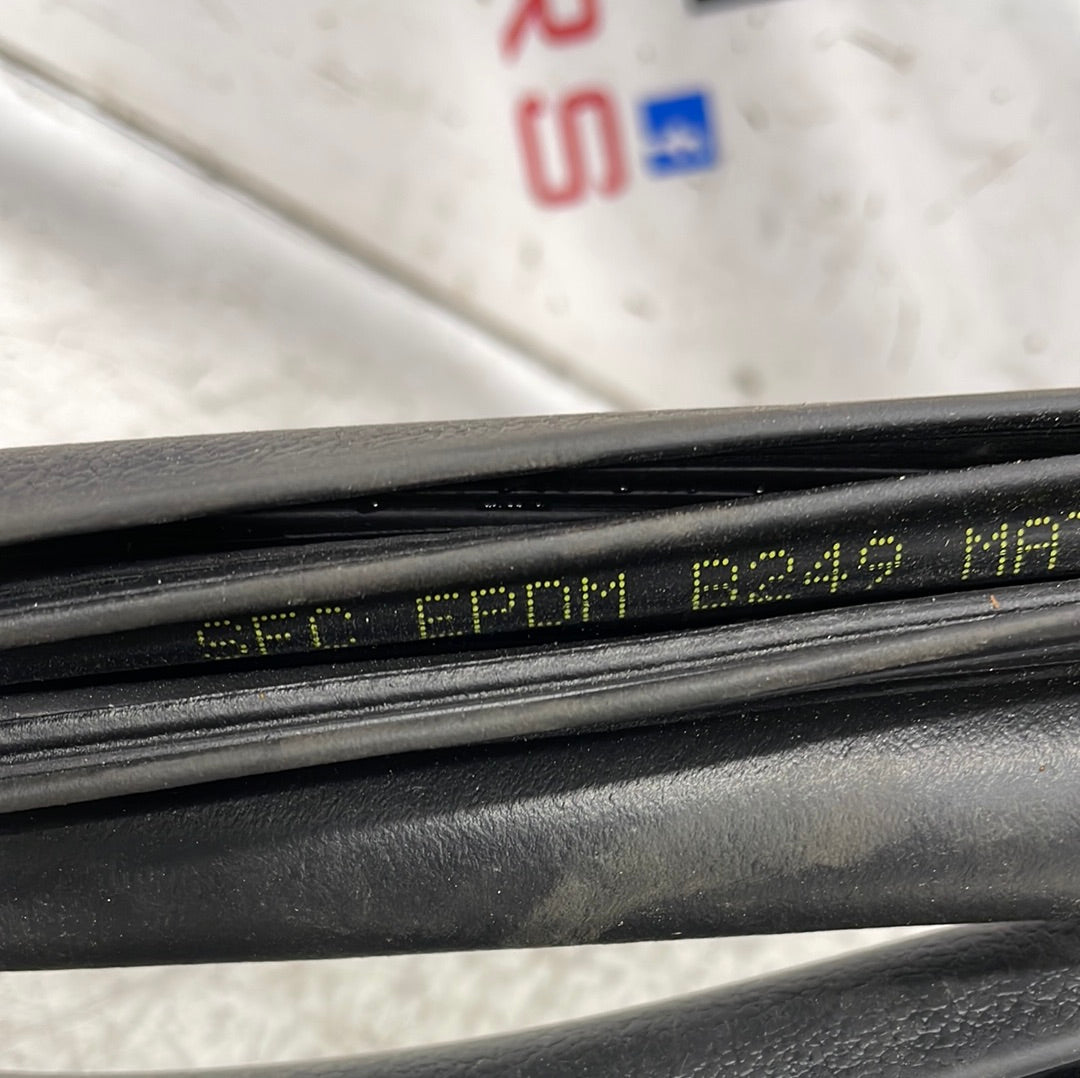 Citroen Relay/ Peugeot Boxer/ Fiat Ducato PASSENGER SIDE FRONT DOOR RUBBER SEAL 2016 0N P/N CRPSFDS1