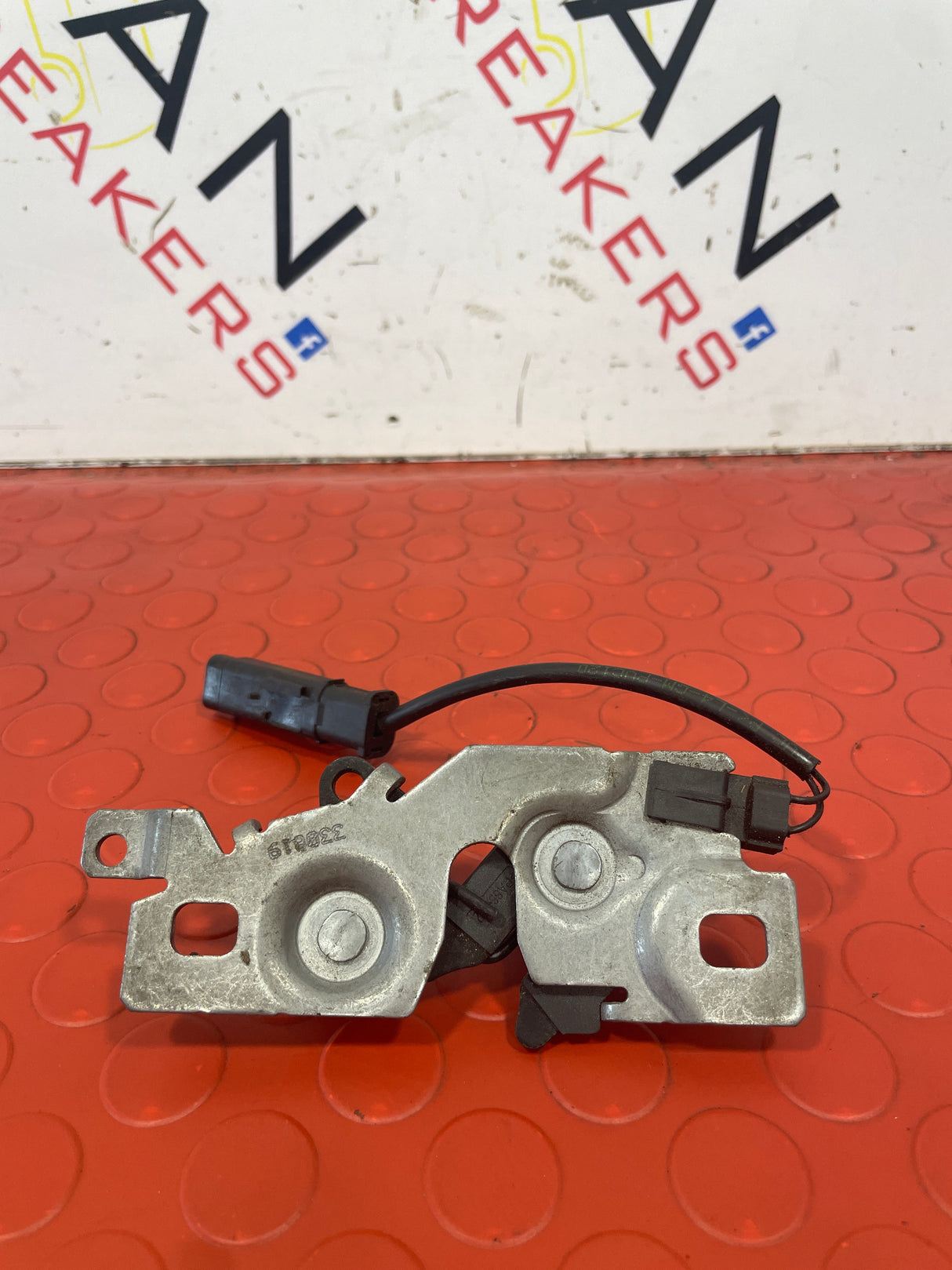 Vauxhall Combo E & Vauxhall Vivaro BONNET CATCH 2018-2023 P/N 9808870280