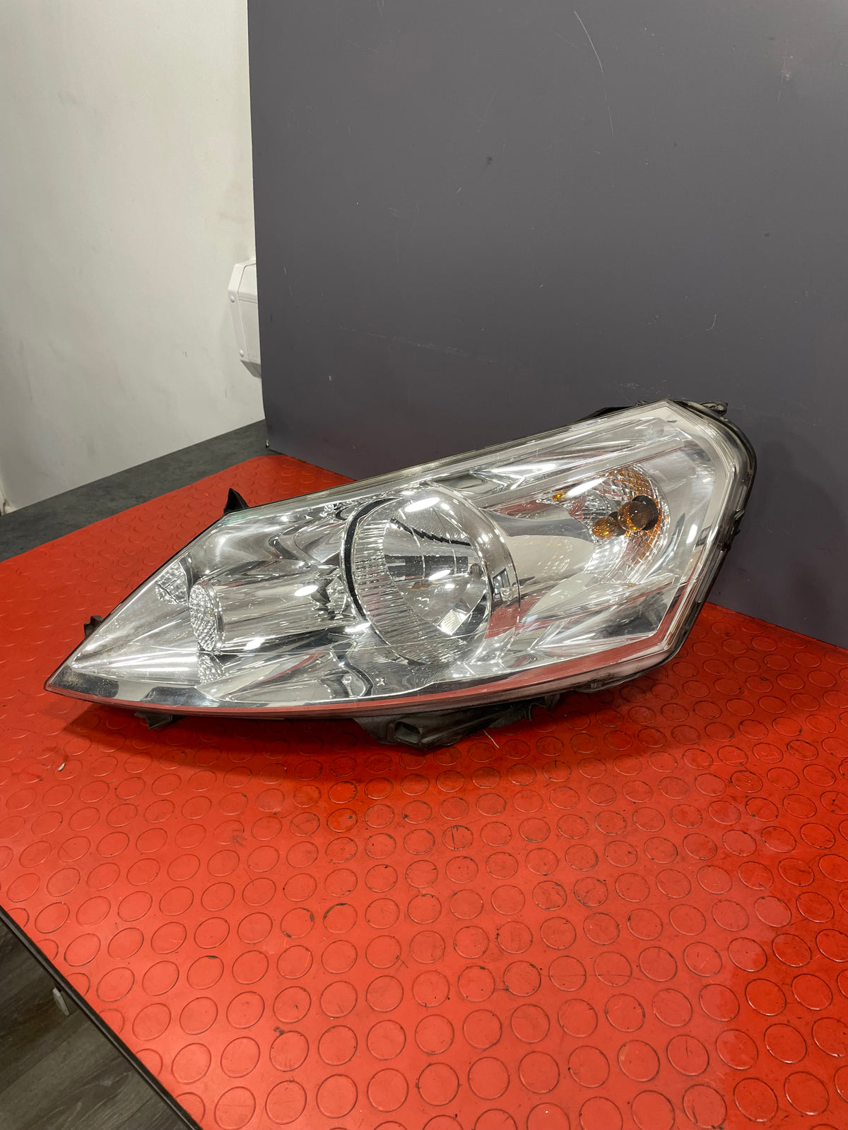 Citroen Dispatch/Peugeot Expert PASSENGER SIDE HEADLIGHT 2011-2016 P/N 89902607 - 2