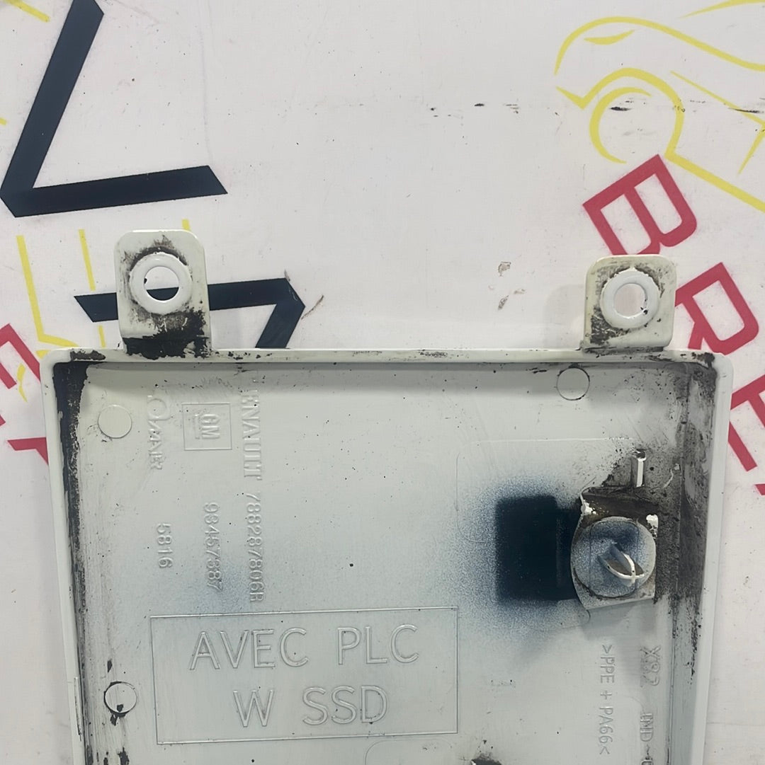 Renault Trafic/Vauxhall Vivaro/Nissan NV300 MOULDING UNDER FUEL FILLER FLAP PASSENGER'S SIDE (WHITE) 2014-2019 P/N 788287806R