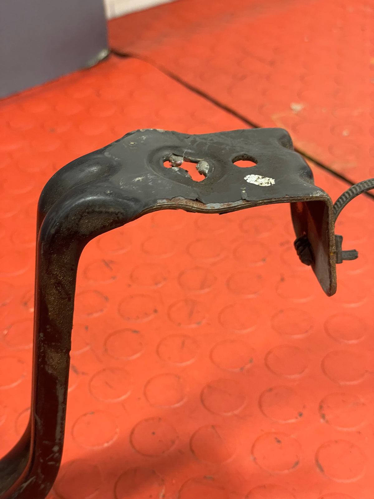 Citroen Dispatch/ Peugeot Expert/ Vauxhall Vivaro/ Toyota Proace FUEL TANK STRAP 2016-2024 P/N 9813784480 - 1