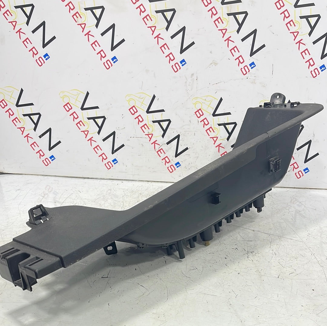 Citroen Dispatch/ Peugeot Expert/ Toyota Proace/ Vauxhall Vivaro(19) STEP COVER 98100695ZD