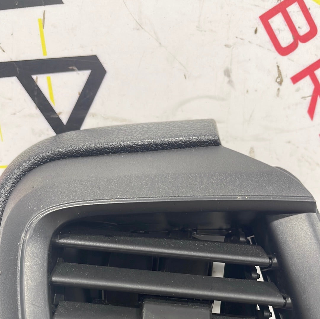 Citroen Dispatch/ Peugeot Expert/ Vauxhall Vivaro/ Toyota Proace DASHBOARD LEFT SIDE AIR VENT 98095037ZD