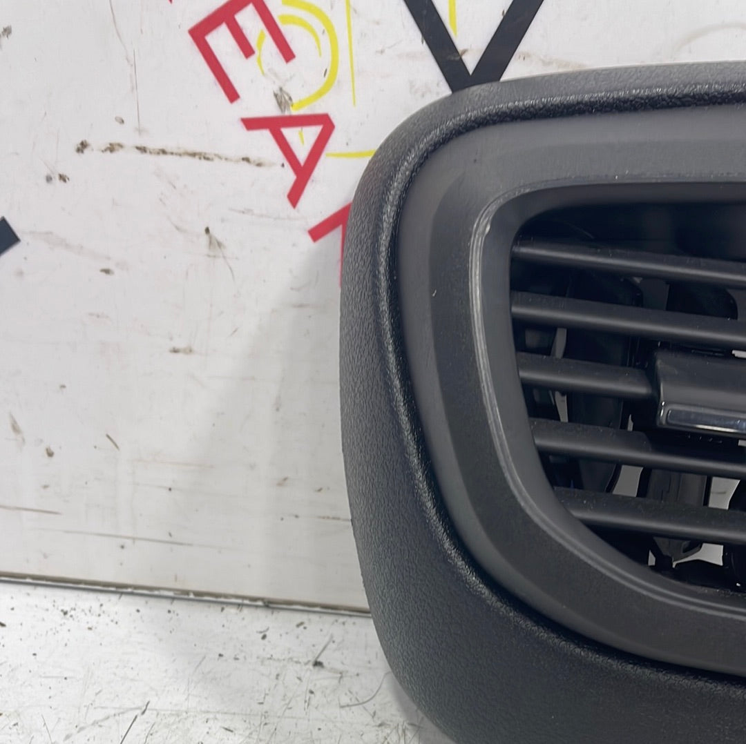 Citroen Dispatch/ Peugeot Expert/ Vauxhall Vivaro/ Toyota Proace DASHBOARD LEFT SIDE AIR VENT 98095037ZD