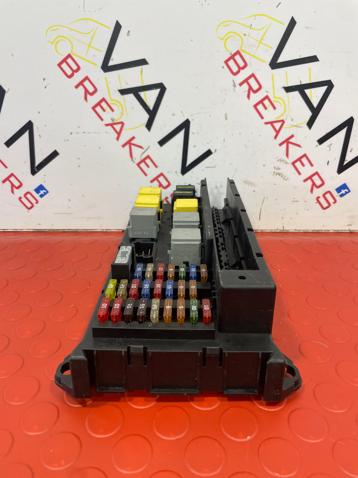 Volkswagen Crafter MK1 2.0 TDi DIESEL FUSE BOX P/N 501R11F05