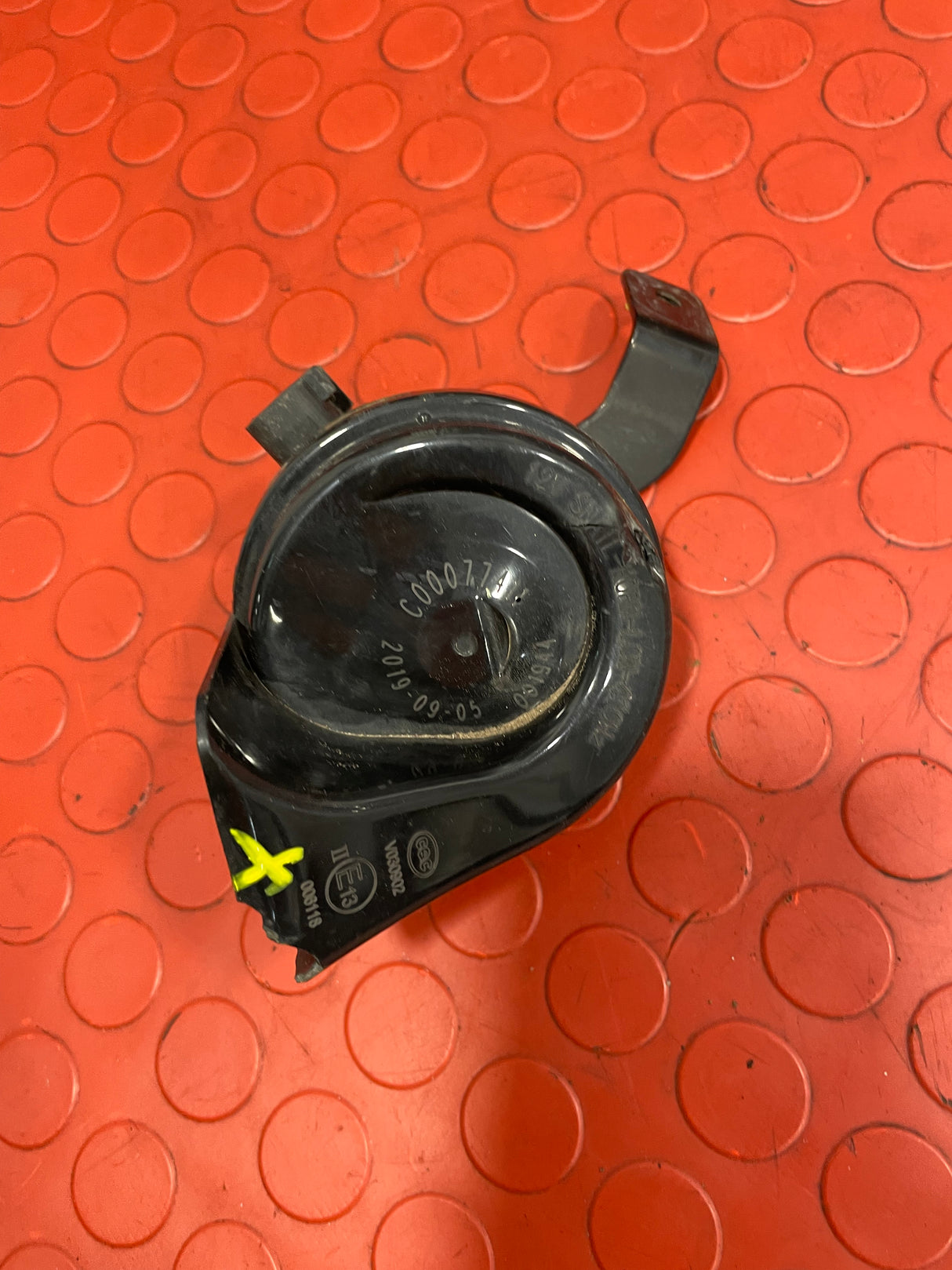 Saic Maxus Deliver 9 12V HORN (with damage) 2.0TD 2021-2024 P/N C00077411