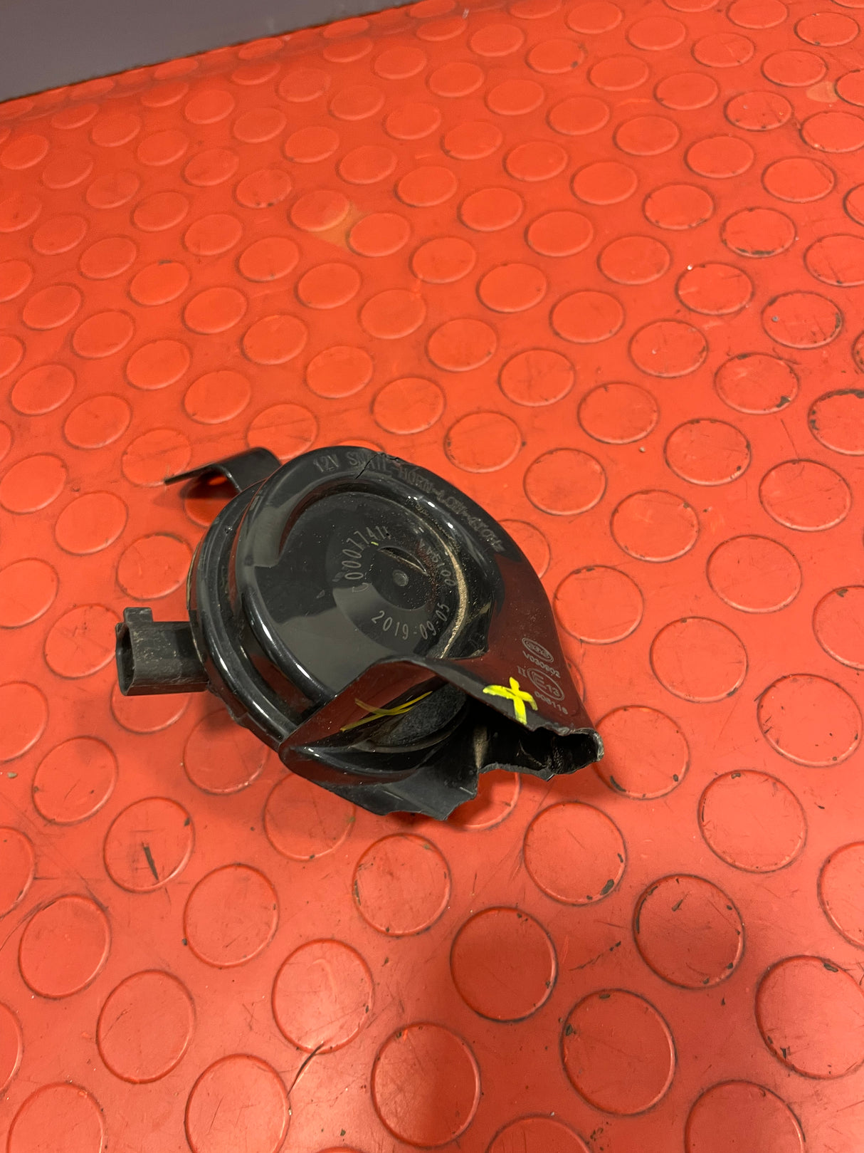 Saic Maxus Deliver 9 12V HORN (with damage) 2.0TD 2021-2024 P/N C00077411