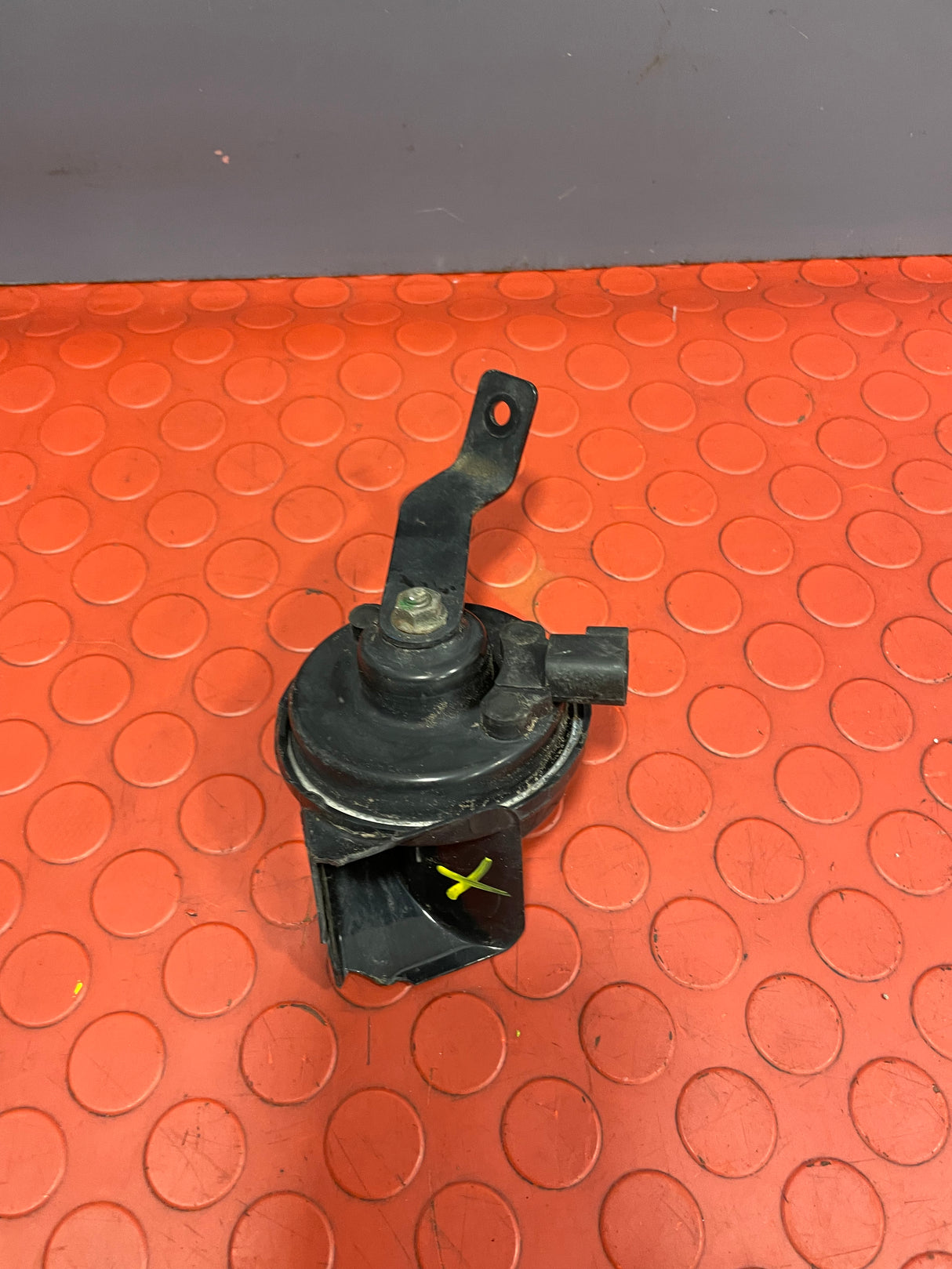 Saic Maxus Deliver 9 12V HORN (with damage) 2.0TD 2021-2024 P/N C00077411