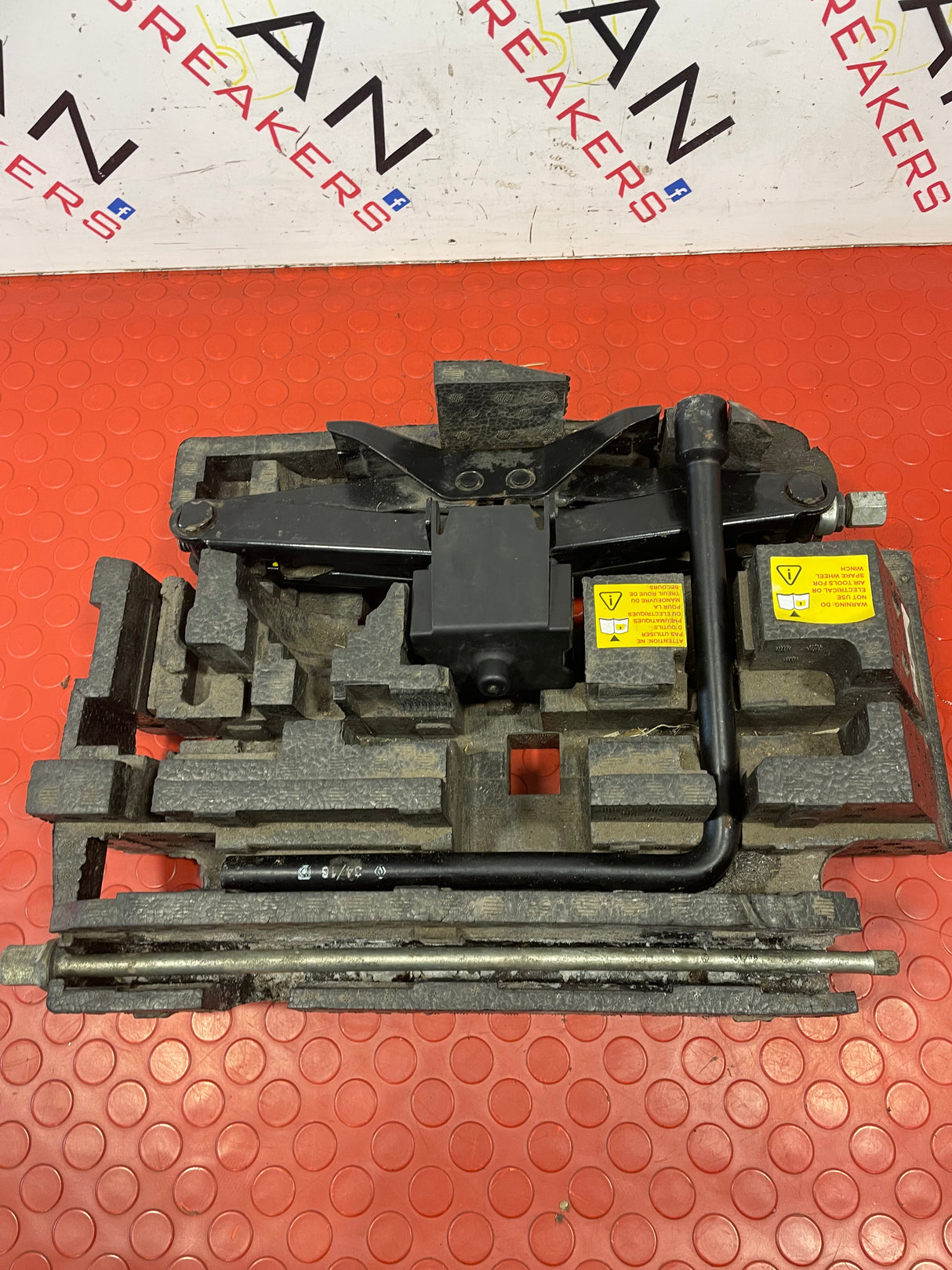 Renault Master/V Movano JACK AND WHEEL BRACE WITH EXTENSION BAR AND FOAM HOLDER P/N 995016340R