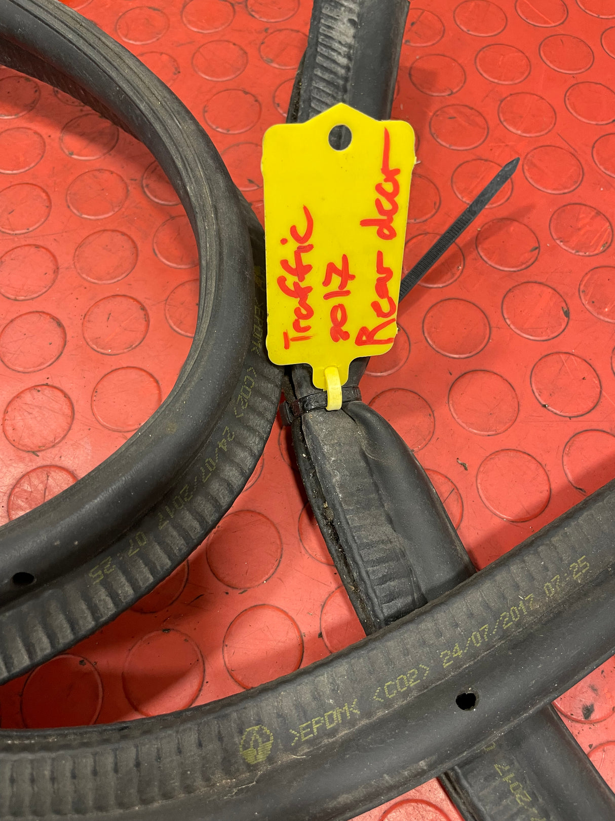 Renault Trafic/Vauxhall Vivaro/Nissan NV300 Primastar REAR RUBBER DOOR SEAL 2014-2019 P/N 8200032788