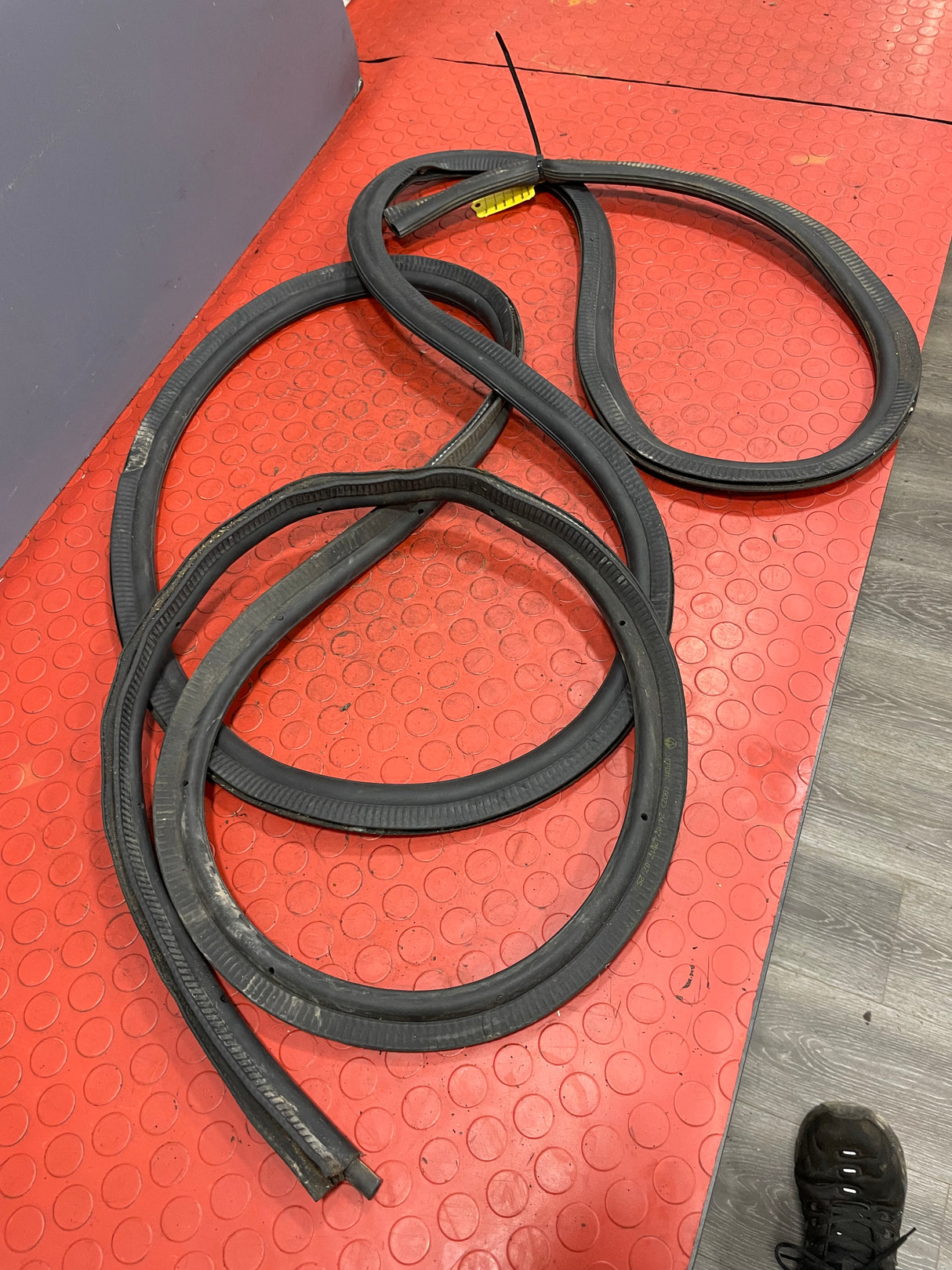 Renault Trafic/Vauxhall Vivaro/Nissan NV300 Primastar REAR RUBBER DOOR SEAL 2014-2019 P/N 8200032788