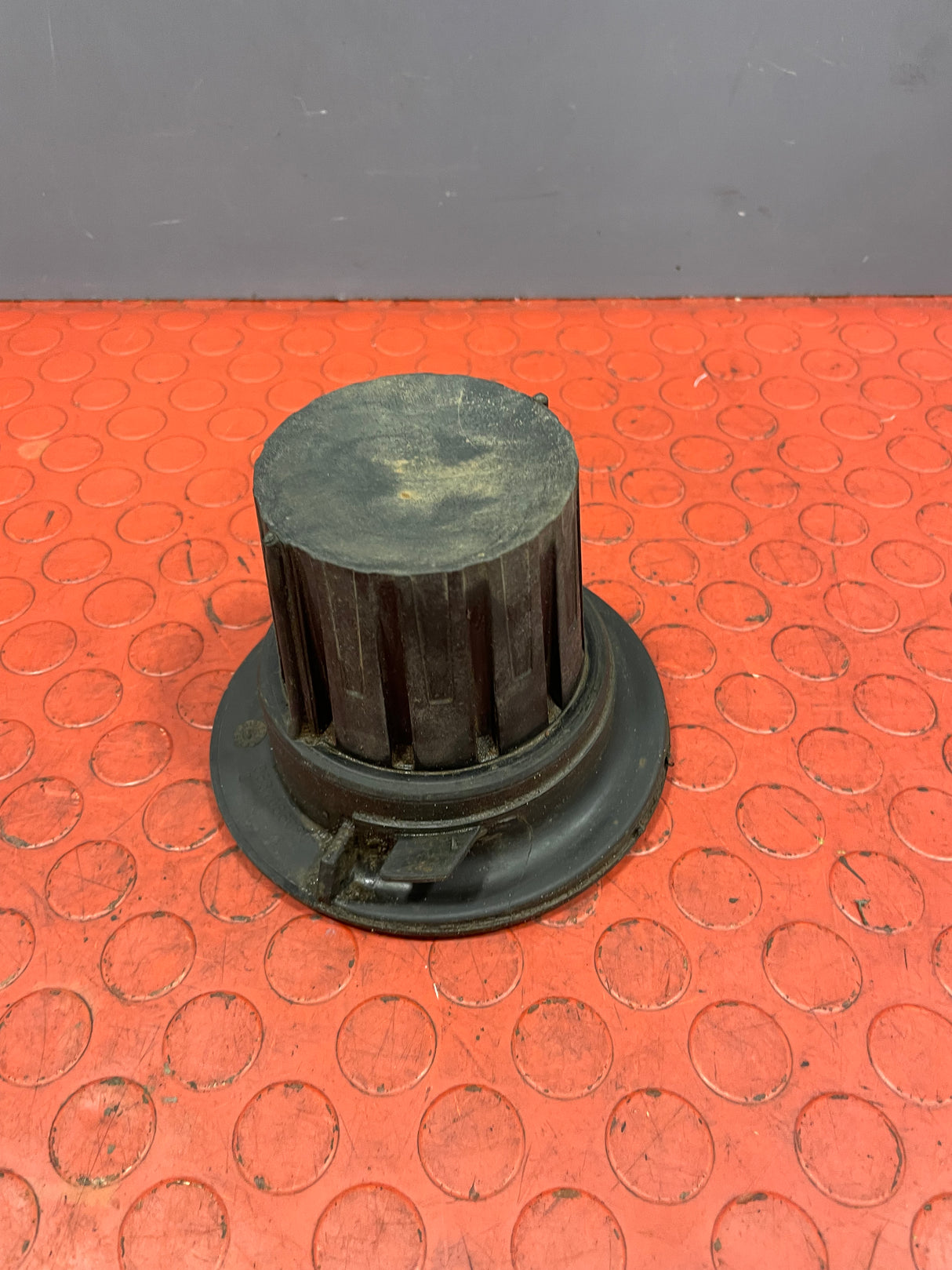 Citroen Berlingo/Peugeot Partner/Vauxhall Combo/Toyota Proace City REAR UPPER COIL SPRING SEAT 2019-2024 P/N 9831086080