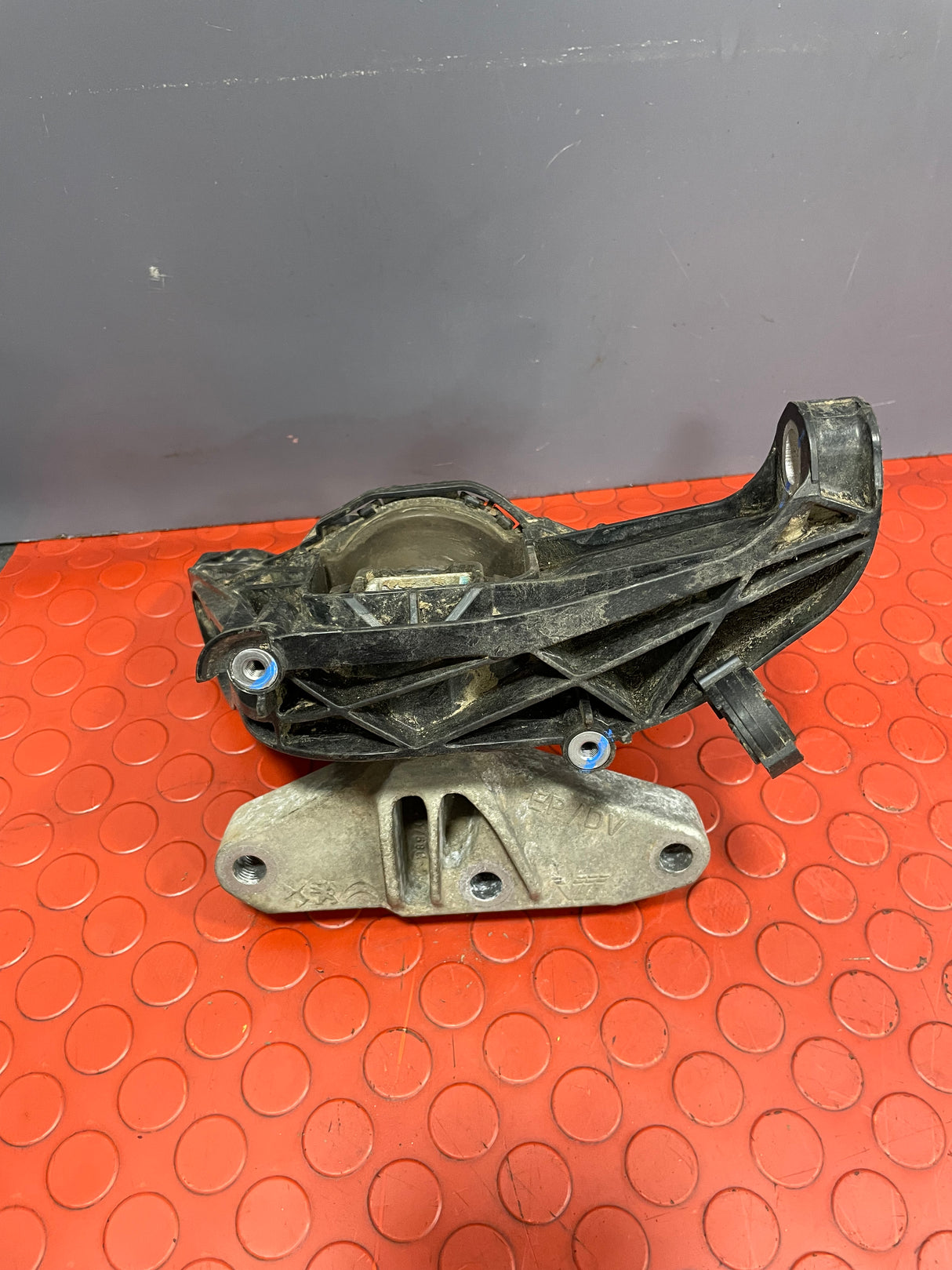 Citroen Berlingo/Peugeot Partner/Vauxhall Combo/Toyota Proace City ENGINE MOUNT O/S DRIVER'S SIDE 1.5 2019-2024 P/N 9820297580