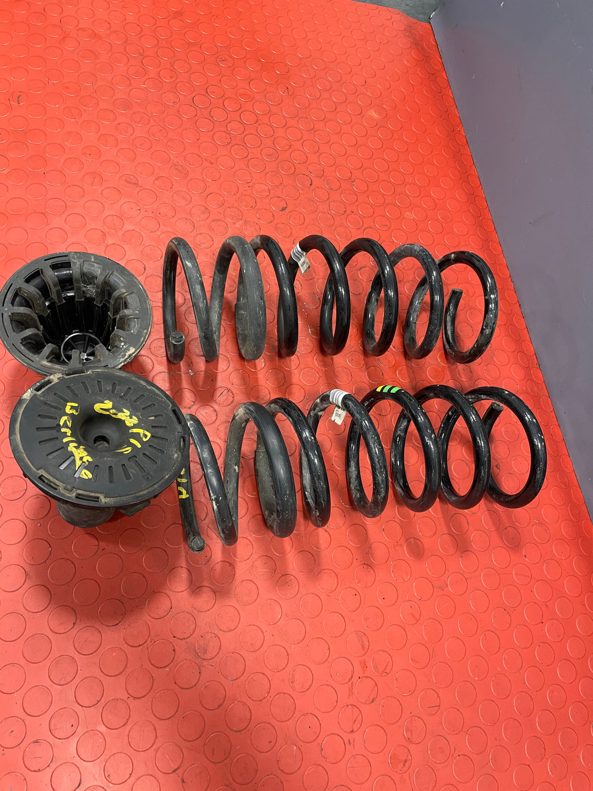 Citroen Berlingo/Peugeot Partner/vauxhall Combo/Toyota Proace City REAR COIL SPRING PAIR w/ RUBBER PLATE 2019-2024 P/N 9824534080