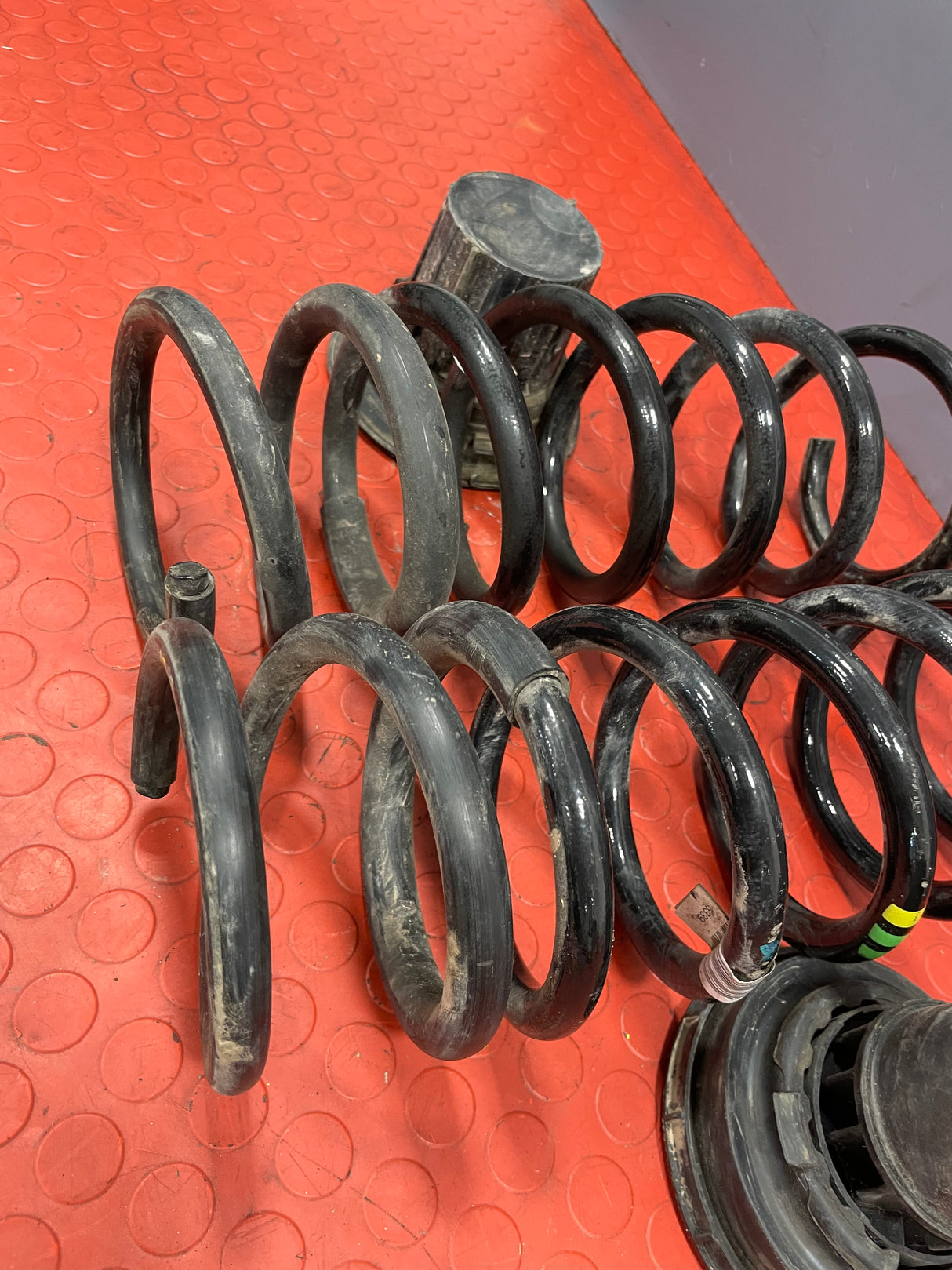 Citroen Berlingo/Peugeot Partner/vauxhall Combo/Toyota Proace City REAR COIL SPRING PAIR w/ RUBBER PLATE 2019-2024 P/N 9824534080