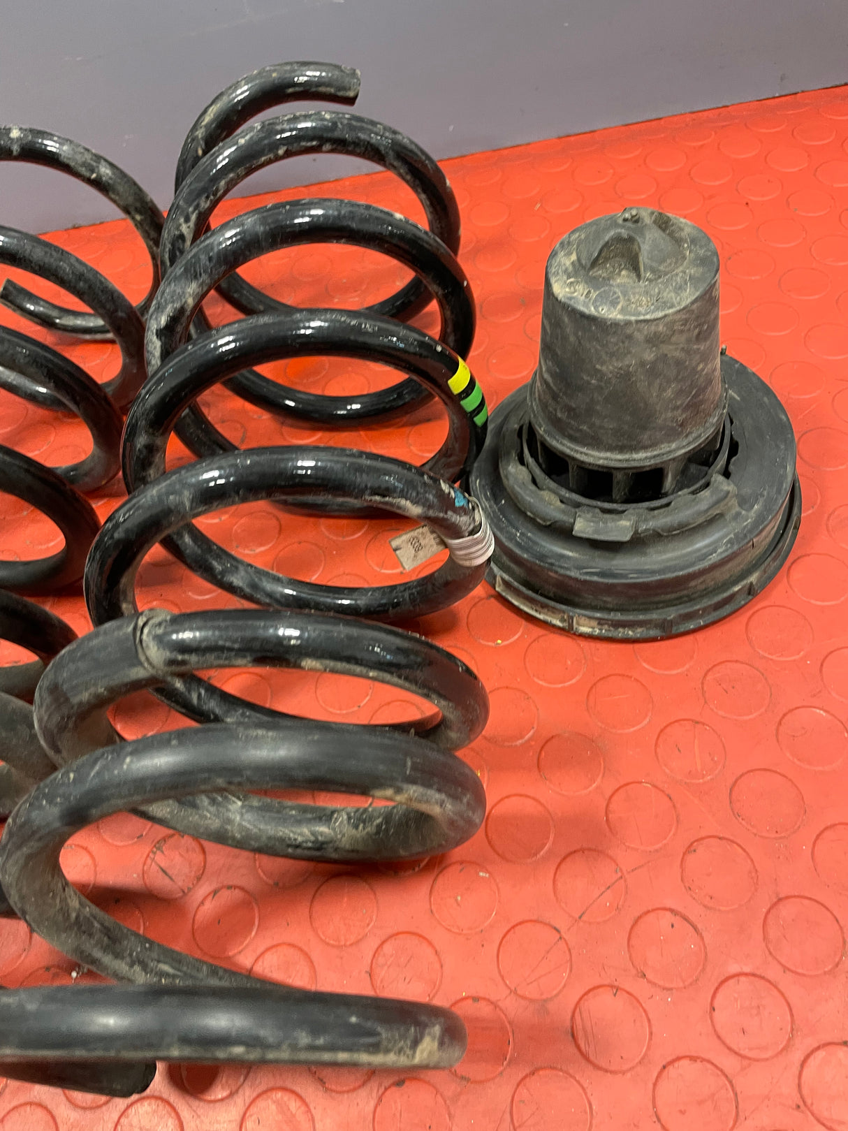 Citroen Berlingo/Peugeot Partner/vauxhall Combo/Toyota Proace City REAR COIL SPRING PAIR w/ RUBBER PLATE 2019-2024 P/N 9824534080