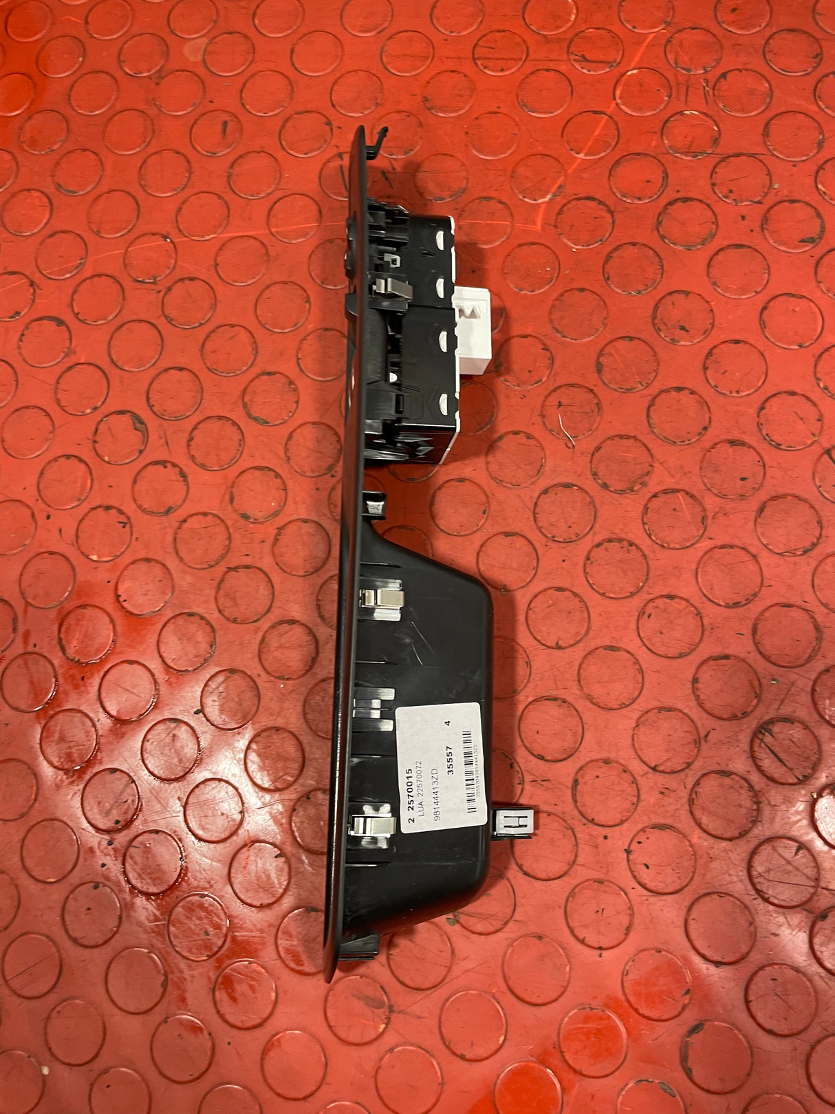 Vauxhall Vivaro/Citroen Dispatch/Peugeot Expert/Toyota Proace WINDOW CONTROL Driver's Side 2016-2024 P/N 98144413ZD/9809179677