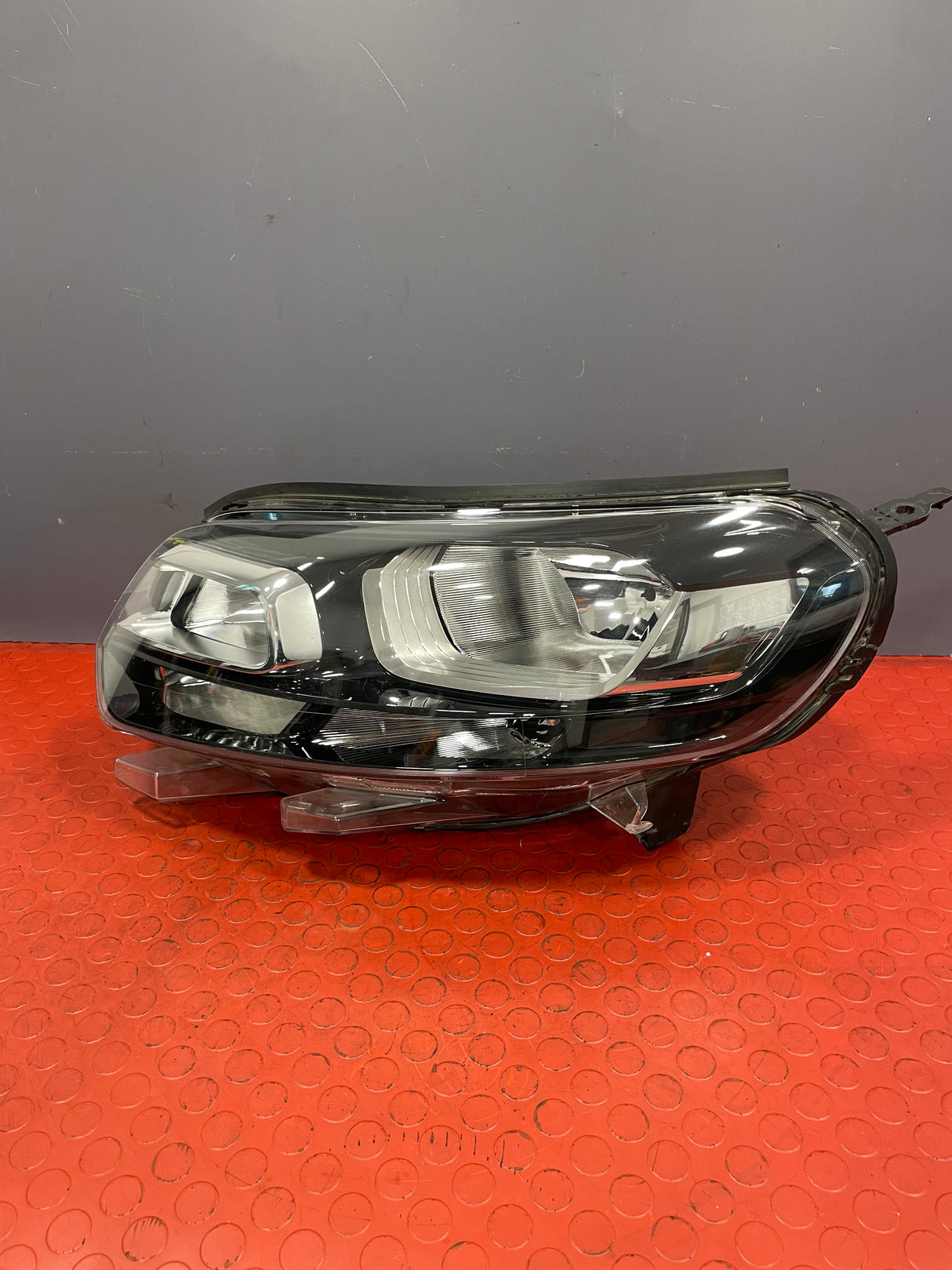 Vauxhall Vivaro/Citroen Dispatch/Peugeot Expert/Toyota Proace/Fiat Scudo HEADLIGHT ASSEMBLY Passenger's Side (w/ Repair Please See Photos) 2016-2024 P/N 9808567980 - 1
