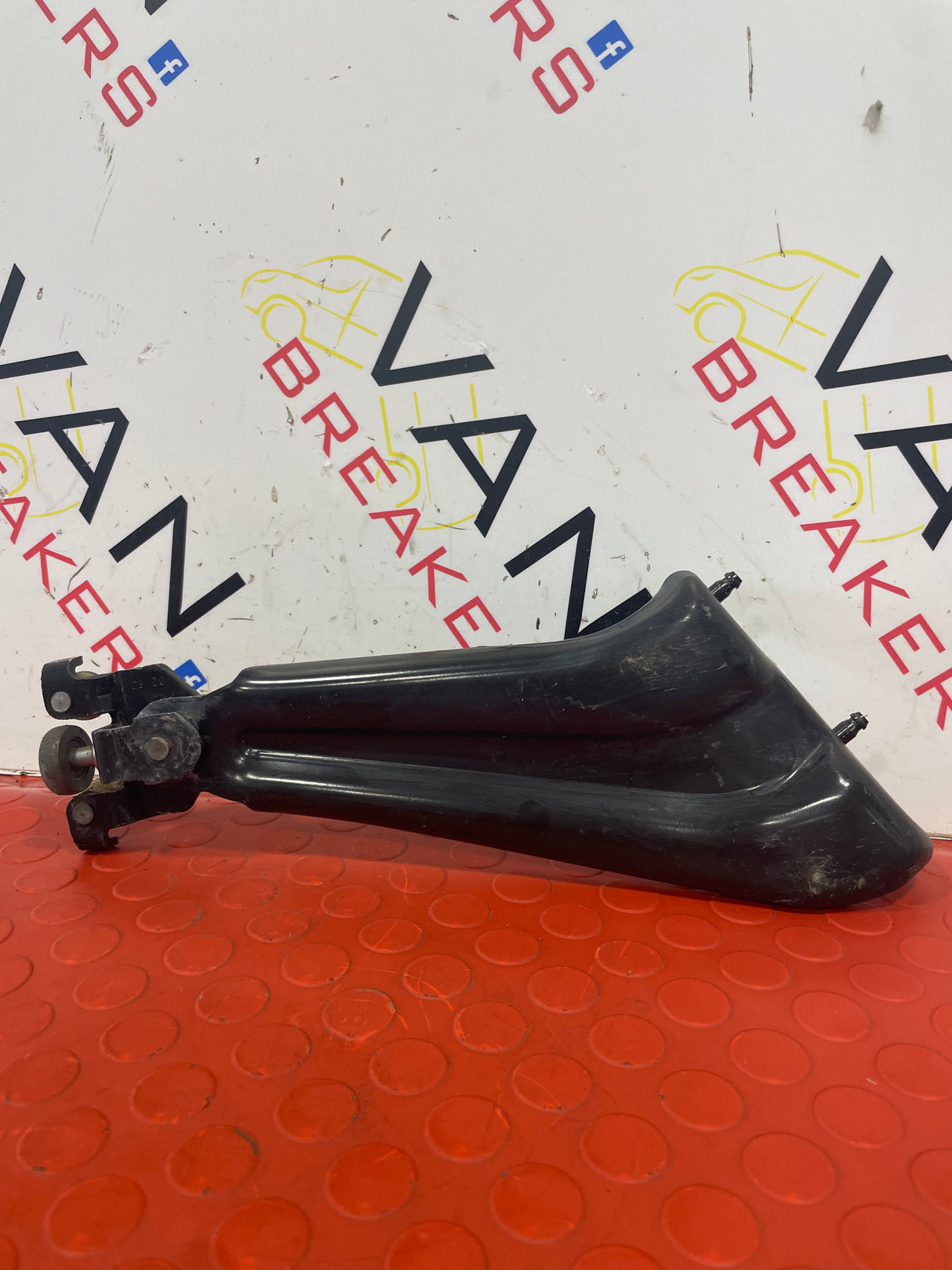Peugeot Partner/Citroen Berlingo PASSENGER SIDE SLIDING DOOR BOTTOM ROLLER 2019-2023P/N 9916965980