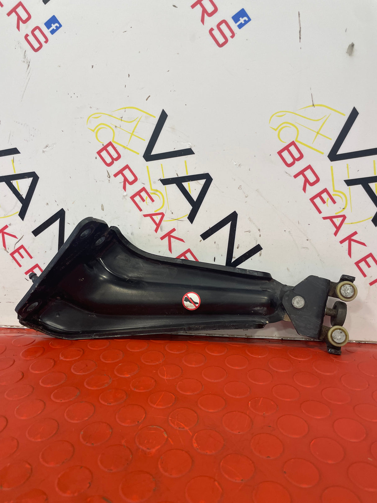 Peugeot Partner/Citroen Berlingo PASSENGER SIDE SLIDING DOOR BOTTOM ROLLER 2019-2023P/N 9916965980