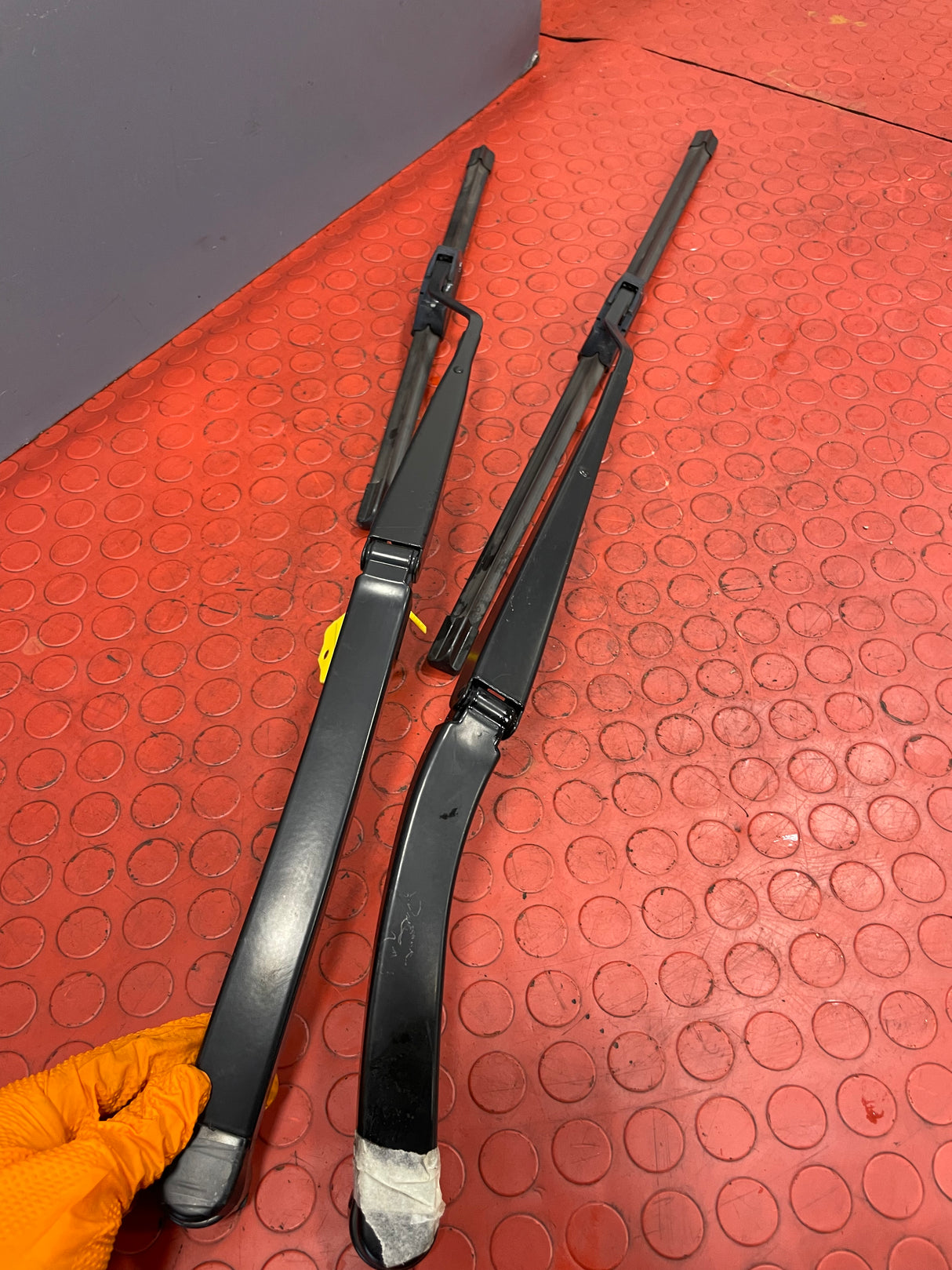 Toyota Hilux Invincible SET OF WIPER ARM LEFT & RIGHT W/ BOSCH BLADE 2017 P/N 5782525PA/5782526DR