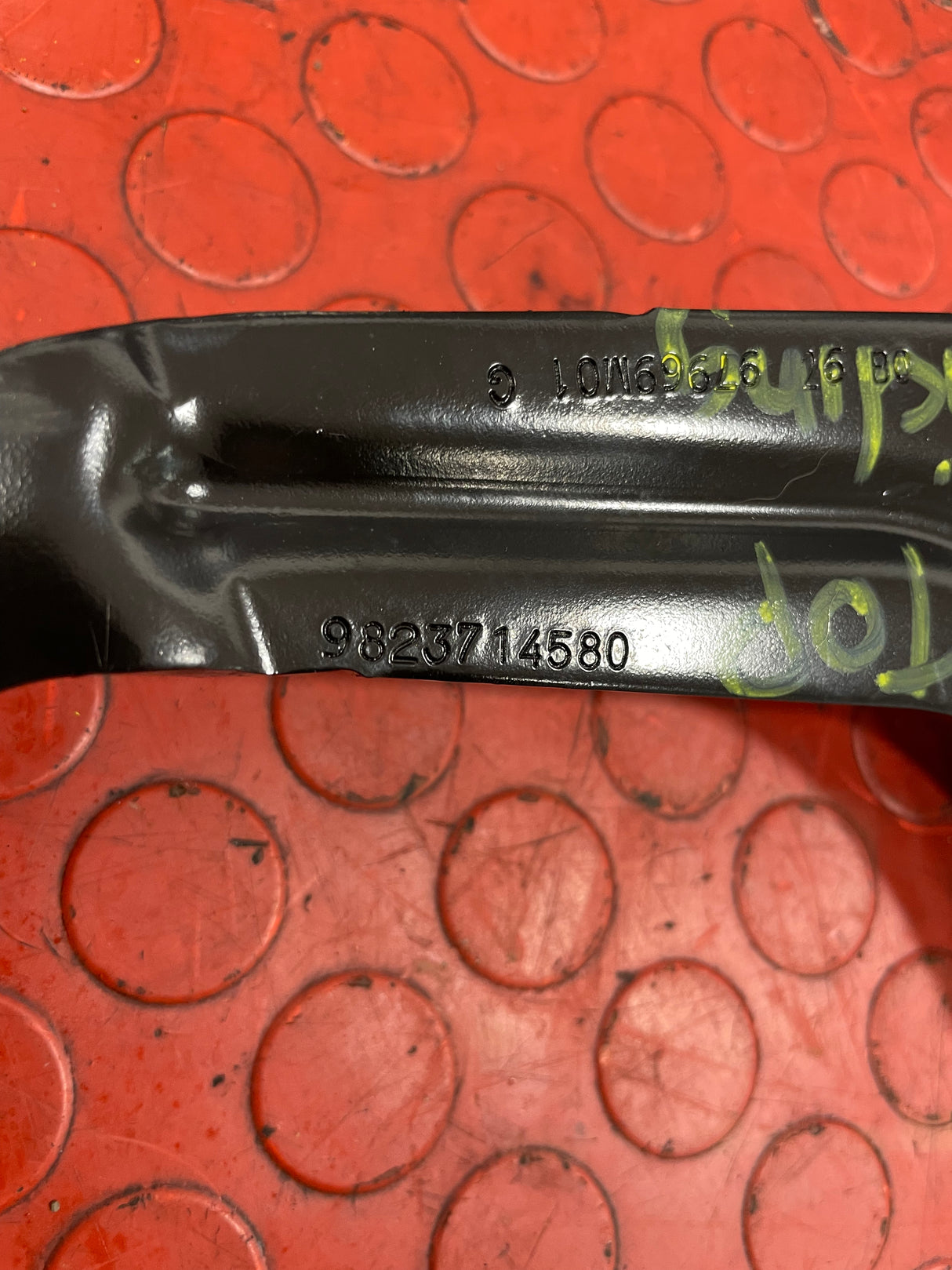 Toyota Proace/Citroen Dispatch/Peugeot Expert/Vauxhall Vivaro SIDE LOADING DOOR TOP ROLLER O/S DRIVERS SIDE 2017-2023 P/N 9823714580