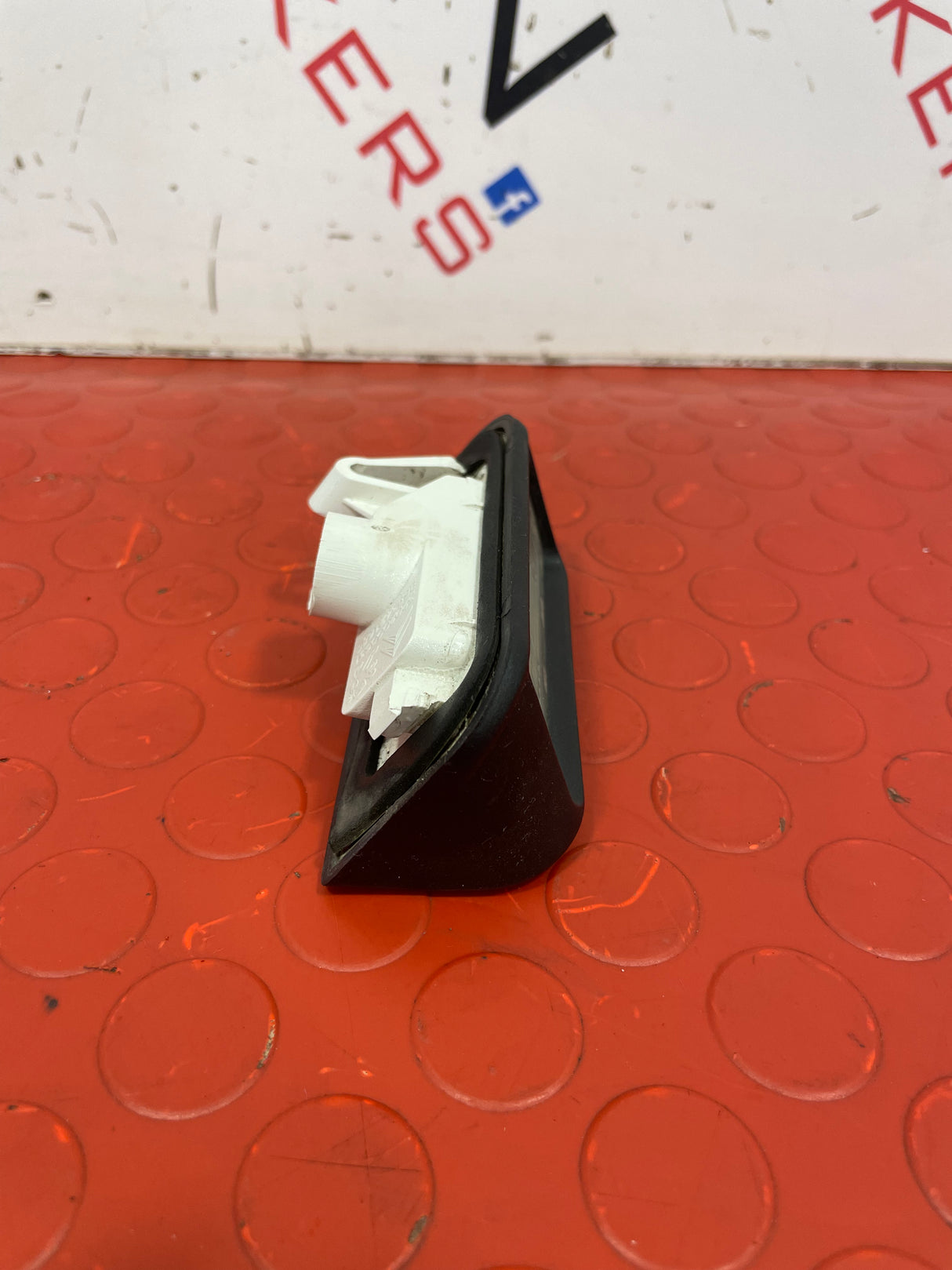 Citroen Berlingo/Peugeot Partner REAR NUMBER PLATE LIGHT HOUSING ONLY 2008-2019 P/N 9683421680