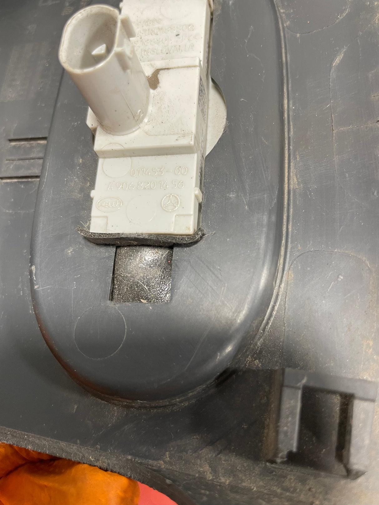 Mercedes Sprinter SIDE MARKER LIGHT/CLEARANCE LIGHT Damaged see pictures P/N A9068201456