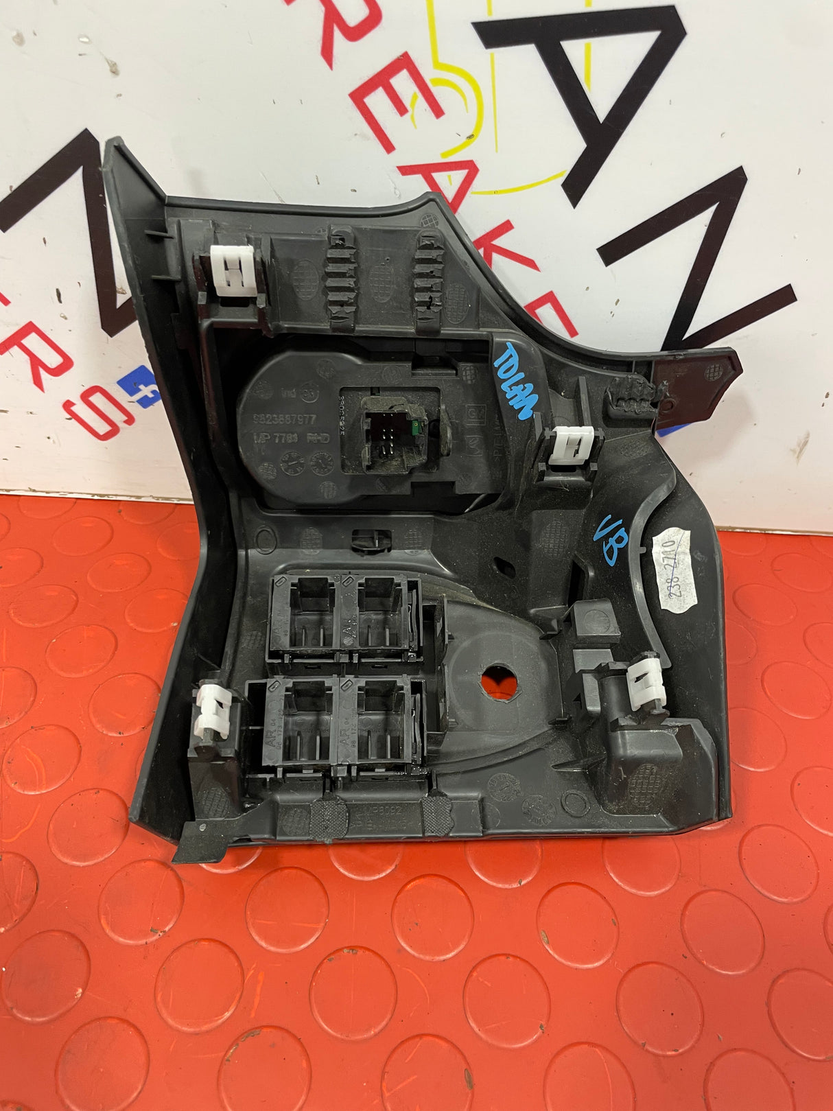 Citroen Berlingo/Peugeot Partner/Vauxhall Combo/Toyota Proace City LIGHT SWITCH AND SURROUND 2019-2024 P/N 9823887977-0 / 9818377077