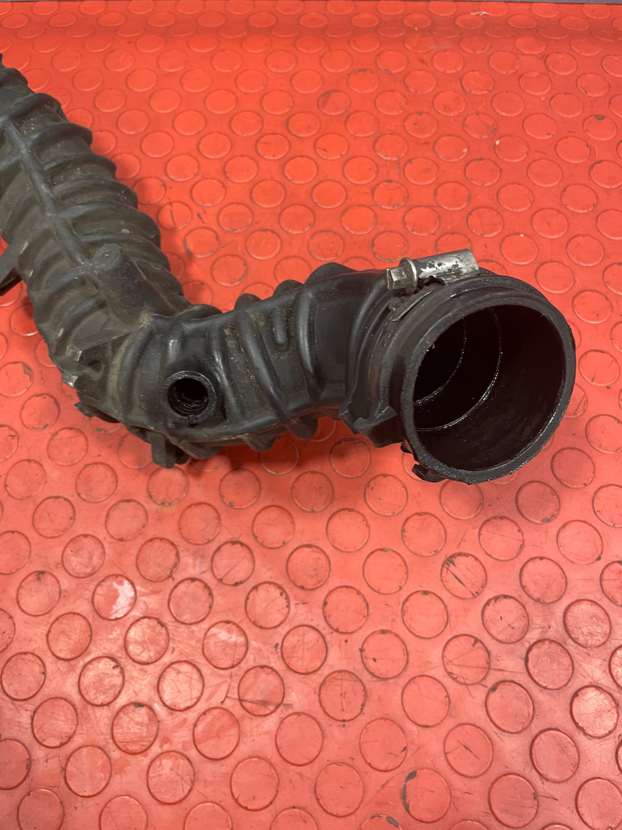 Vauxhall Vivaro/Renault Trafic/Nissan Primastar TURBO AIR INDUCTION PIPE 2.0 2001-2014 P/N 8200607746