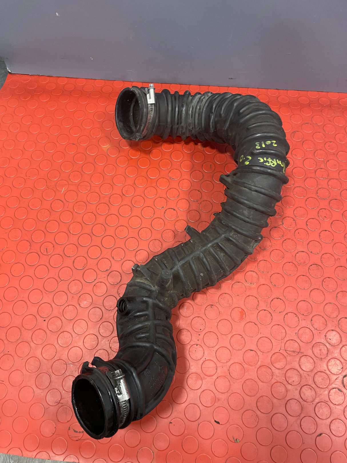 Vauxhall Vivaro/Renault Trafic/Nissan Primastar TURBO AIR INDUCTION PIPE 2.0 2001-2014 P/N 8200607746