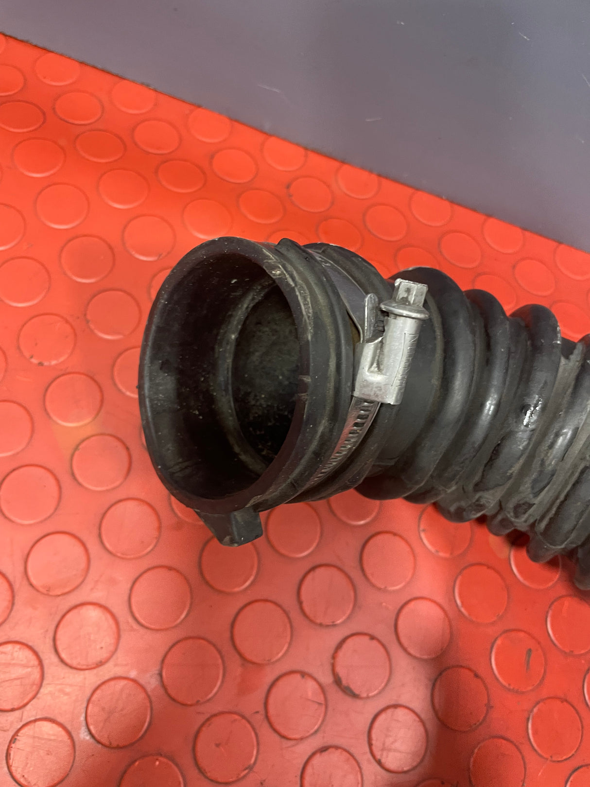 Vauxhall Vivaro/Renault Trafic/Nissan Primastar TURBO AIR INDUCTION PIPE 2.0 2001-2014 P/N 8200607746