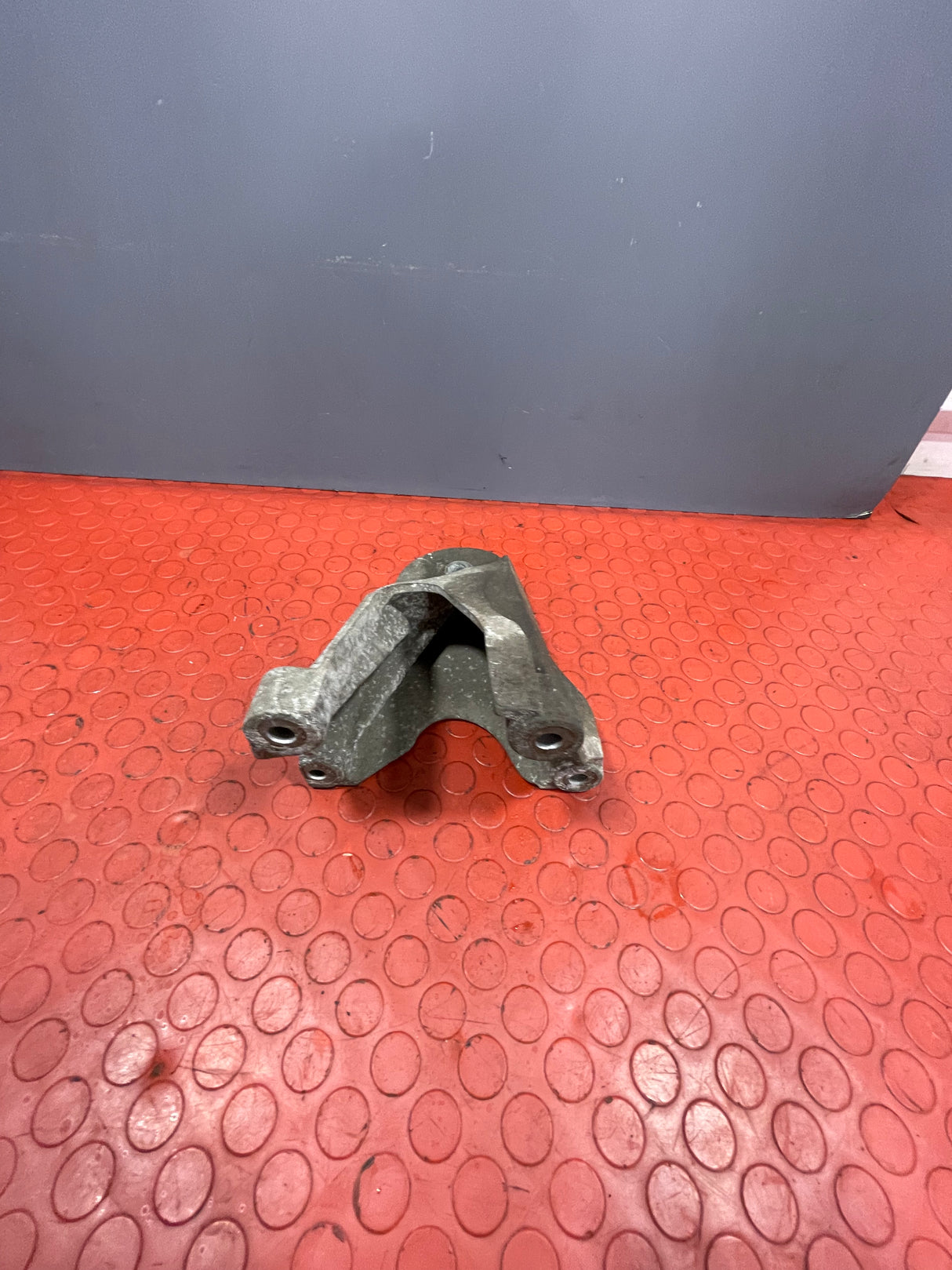 Ford Transit ENGINE MOUNT BRACKET MK7 2.4 RWD 2008 P/N 6C116037AA