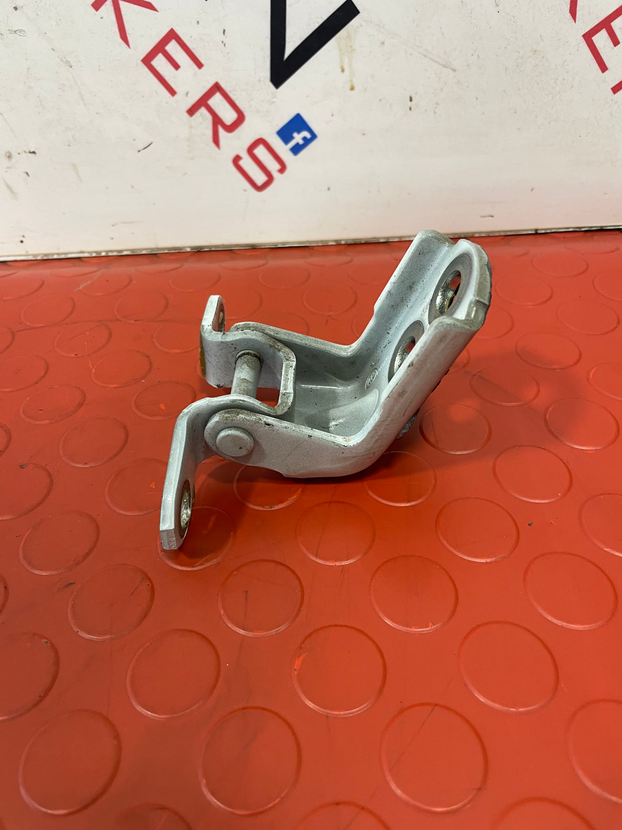 Nissan Navara D/S REAR DOOR HINGE 2015-2024 P/N 82420ZP80A