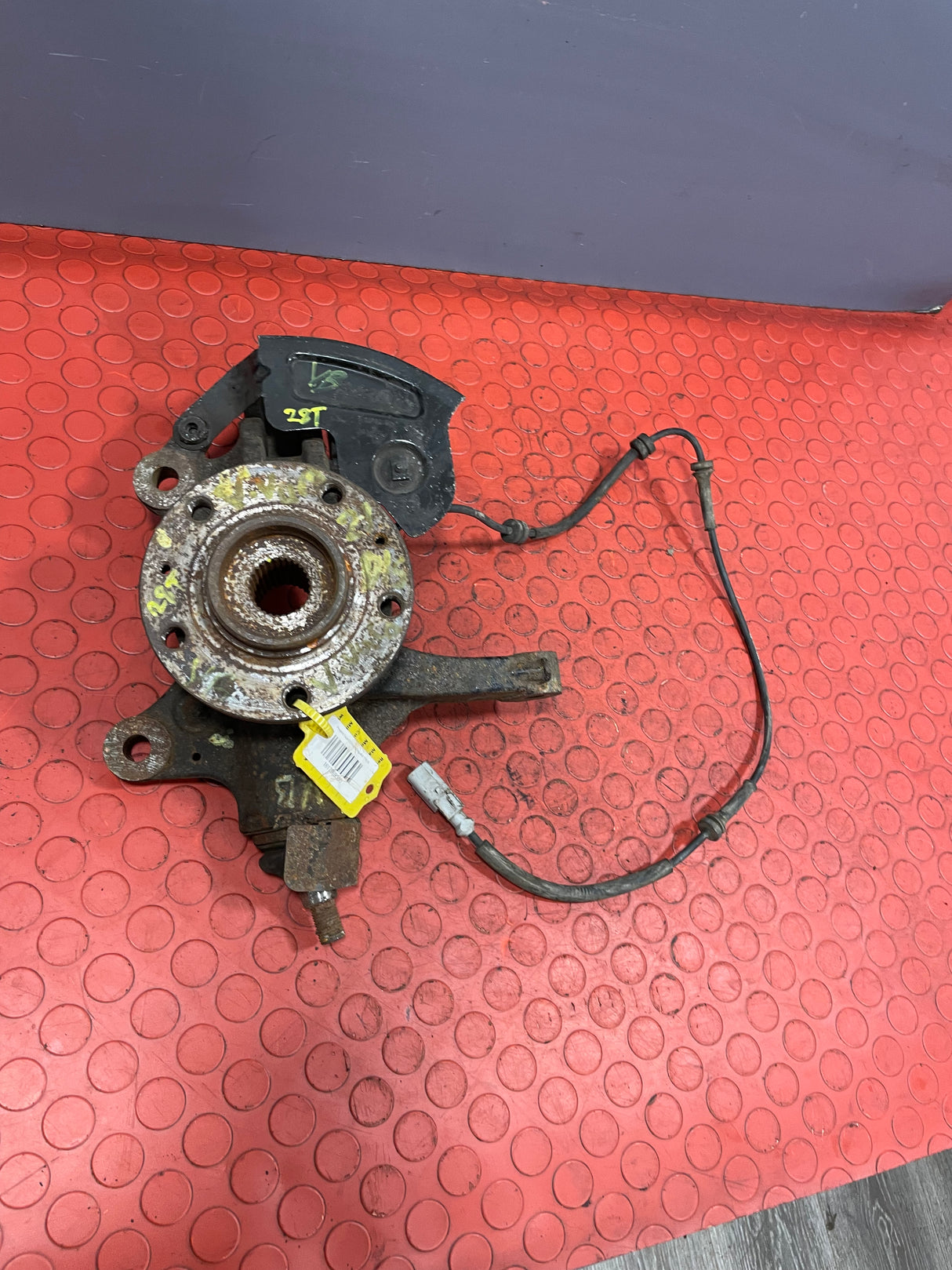 Vauxhall Vivaro/Peugeot Expert/Citroen Dispatch/Toyota Proace FRONT PASSENGER's SIDE HUB WITH ABS SENSOR 6 SPEED 1.6 2016-2024 P/N 1617969380