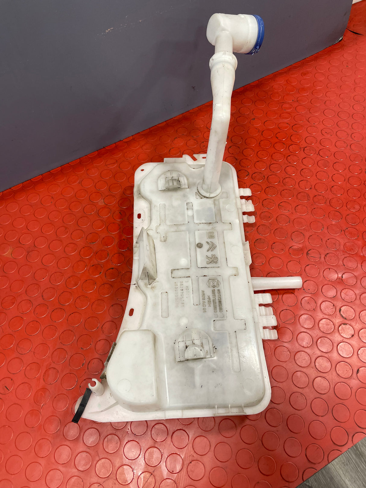 Citroen Berlingo/Peugeot Partner/Vauxhall Combo/Toyota Proace City WINDSCREEN WASHER BOTTLE ASSEMBLY W/ MOTOR PUMP P/N 9817300980 - 2 / 9817269880