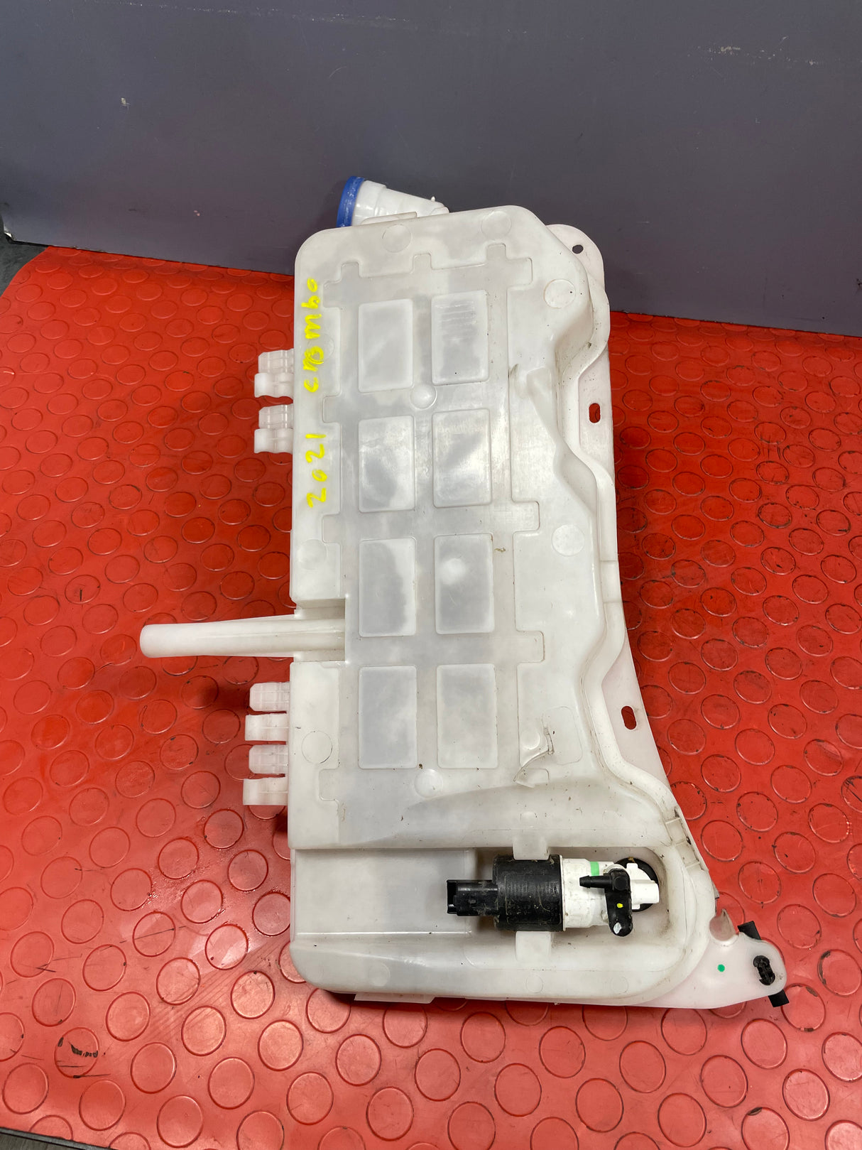 Citroen Berlingo/Peugeot Partner/Vauxhall Combo/Toyota Proace City WINDSCREEN WASHER BOTTLE ASSEMBLY W/ MOTOR PUMP P/N 9817300980 - 2 / 9817269880