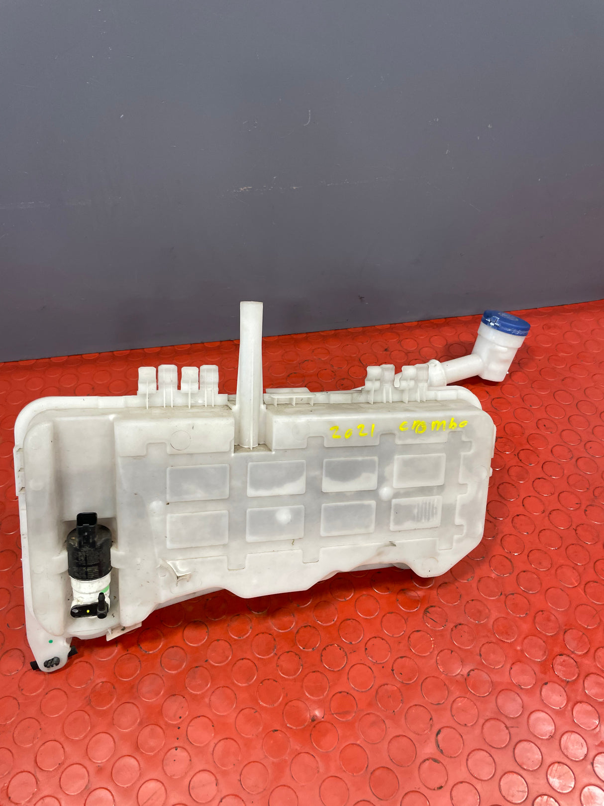 Citroen Berlingo/Peugeot Partner/Vauxhall Combo/Toyota Proace City WINDSCREEN WASHER BOTTLE ASSEMBLY W/ MOTOR PUMP P/N 9817300980 - 2 / 9817269880