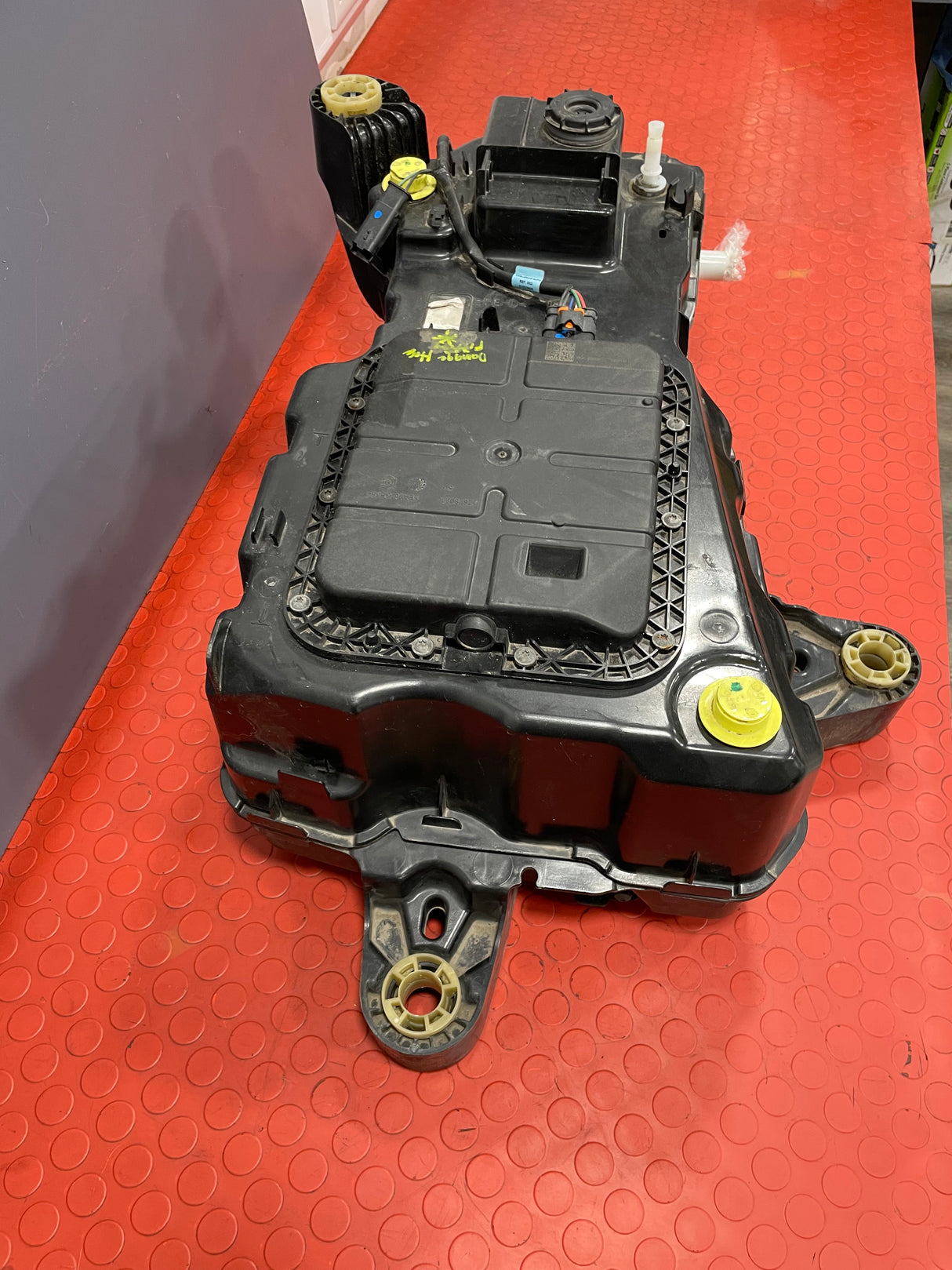 Citroen Berlingo/Peugeot Partner/Toyota Proace City/Vauxhall Combo ADBLUE TANK (Damage in Upper Hose Fitting Please see Photos) 2019-2024 P/N 9817601880 - 2