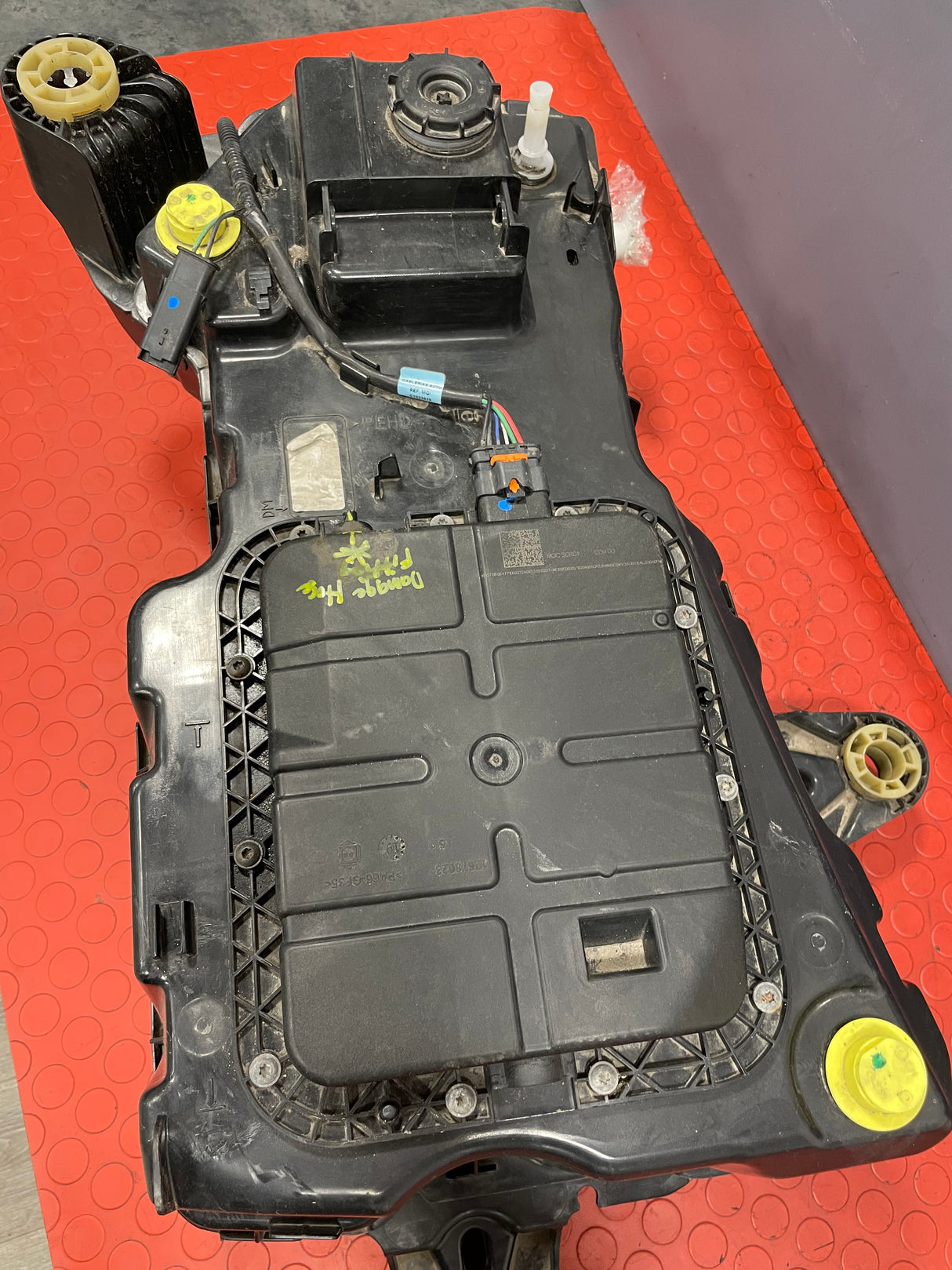 Citroen Berlingo/Peugeot Partner/Toyota Proace City/Vauxhall Combo ADBLUE TANK (Damage in Upper Hose Fitting Please see Photos) 2019-2024 P/N 9817601880 - 2