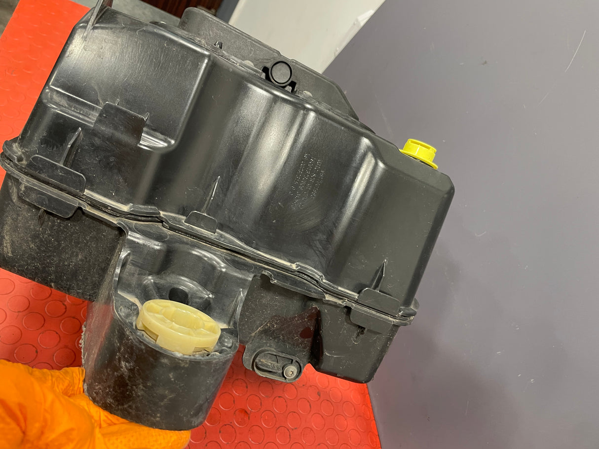 Citroen Berlingo/Peugeot Partner/Toyota Proace City/Vauxhall Combo ADBLUE TANK (Damage in Upper Hose Fitting Please see Photos) 2019-2024 P/N 9817601880 - 2